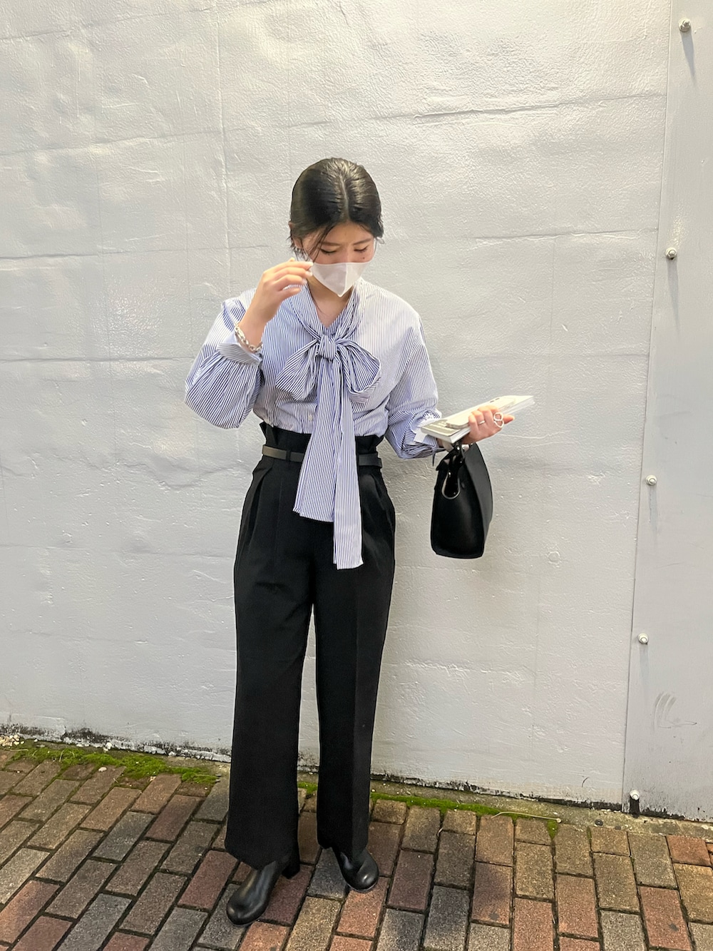 「クリスマスに着たい服、冬、大人女子、秋冬コーデ、パンツコーデ、休日コーデ、シンプルスタイル、きれいめカジュアル、ワントーンコーデ、キレイめコーデ、オフィスカジュアル、オフィススタイル、シャツスタイル、ブラウス、OLコーデ」｜「CAPRICIEUX LE'MAGEの2WAYリボンシャツ（シャツ/ブラウス、ブルー系）」を使った、gussan_lemageさん（レディース・168cm）の冬コーディネートの2枚目の写真