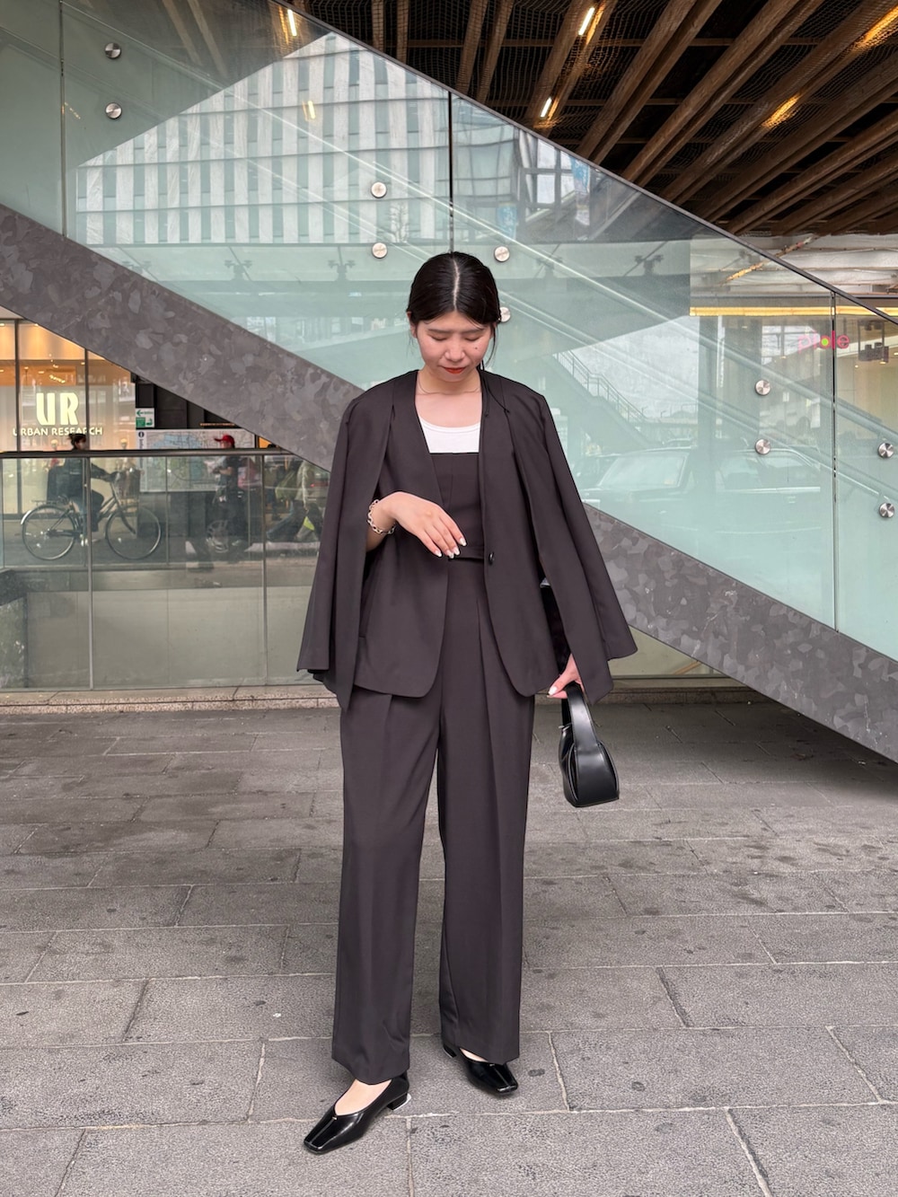 「大人カジュアル、最近のいい感じコーデ、お出かけコーデ、春服コーデ、きれいめコーディネート、オトナカワイイ、お洒落さんとつながりたい、春、ootd、ジャケットコーデ、おでかけコーデ、結婚式、結婚式二次会スタイル、オケージョン、ロンパース」｜「CAPRICIEUX LE'MAGEの【C.L】スリットスリーブジャケット（テーラードジャケット、ブラック系）」を使った、gussan_lemageさん（骨格ウェーブ・レディース・168cm）の春コーディネートの2枚目の写真