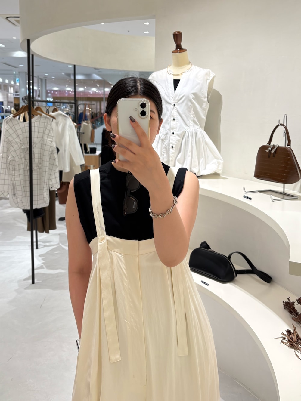 「サンダル、韓国子供服、夏コーデ、韓国ファッション、デートコーデ、淡色コーデ、きれいめカジュアル、ノースリーブ、お出かけコーデ、シンプルスタイル、大人可愛い、夏服、今日のコーデ、春夏コーデ、オトナ女子」｜「CAPRICIEUX LE'MAGEの【低身長サイズあり】ベアサロペット（サロペット/オーバーオール、ホワイト系）」を使った、gussan_lemageさん（骨格ウェーブ・レディース・168cm）の夏コーディネートの4枚目の写真