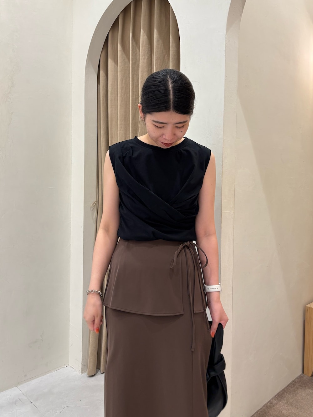 「タンクトップ、ノースリーブ、夏ルックで気分アップ、シンプルコーデ、きれいめカジュアル、夏コーデ、マーメイドスカート、お出かけコーデ、ロングスカート、レイヤードスタイル、モノトーン、シンプルスタイル、おでかけコーデ、ラクチンコーデ、夏服コーデ」｜「CAPRICIEUX LE'MAGEのレイヤードマキシスカート（スカート、ブラウン系）」を使った、gussan_lemageさん（骨格ウェーブ・レディース・168cm）の夏コーディネートの5枚目の写真