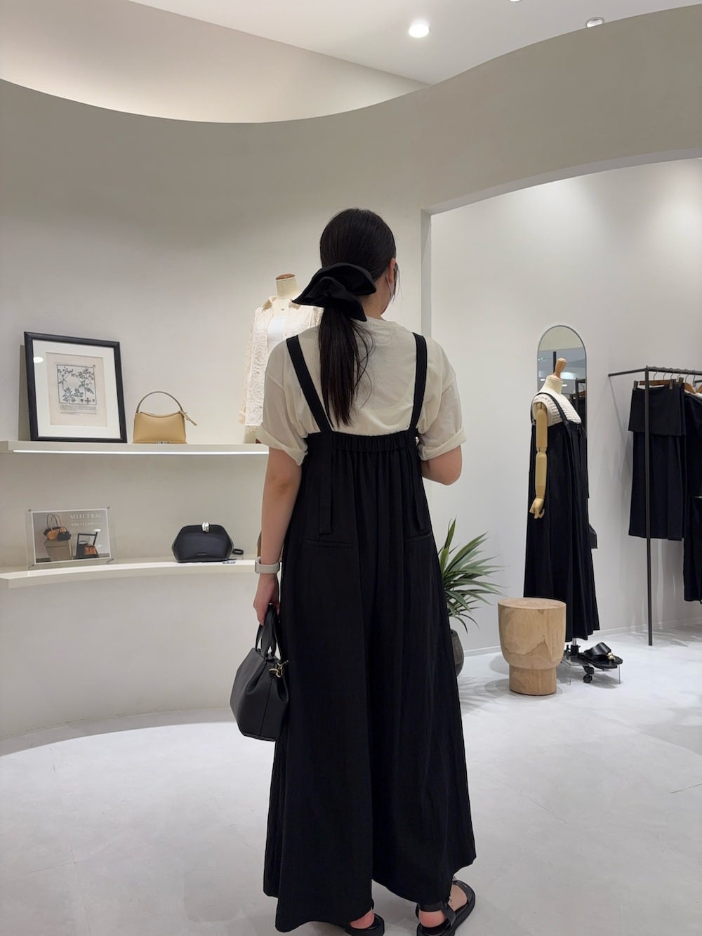 「最近のいい感じコーデ、春夏コーデ、シンプルコーデ、レイヤードスタイル、きれいめカジュアル、休日スタイル、お出かけコーデ、おでかけコーデ、ラクチンコーデ、ラフコーデ、大人かわいい、高身長女子、大人女子、オールインワン、ママコーデ」｜「CAPRICIEUX LE'MAGEの【低身長サイズあり】ベアサロペット（サロペット/オーバーオール、ブラック系）」を使った、gussan_lemageさん（骨格ウェーブ・レディース・168cm）の春コーディネートの3枚目の写真