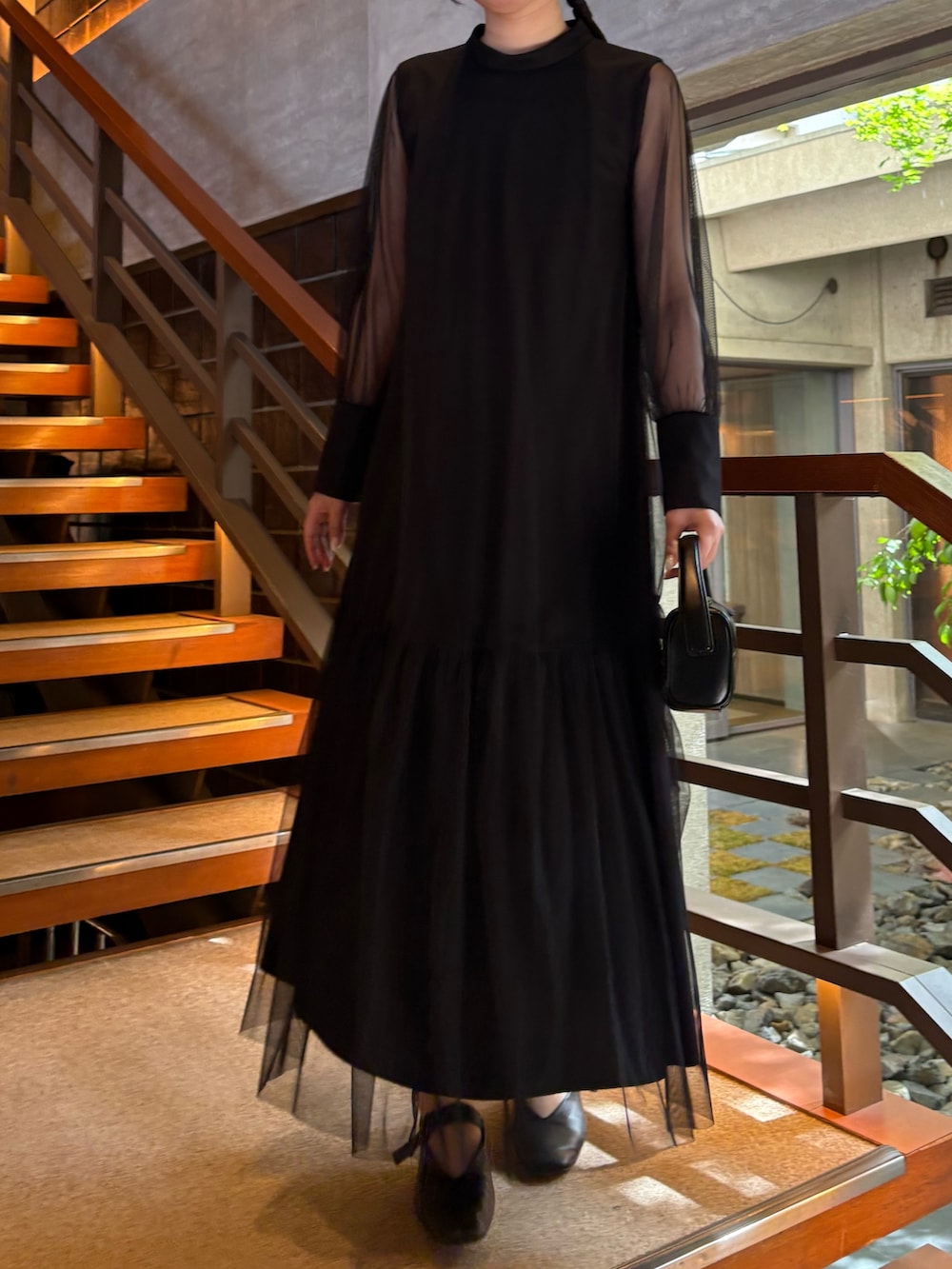 「最近のいい感じコーデ、大人カジュアル、春夏コーデ、ワンピース、休日スタイル、今日のコーデ、大人コーデ、大人かわいい、結婚式、オケージョン、パーティースタイル、お呼ばれスタイル、きれいめ、ママコーデ、高身長女子」｜「CAPRICIEUX LE'MAGEの【オケージョンアイテム】【サイズ展開あり】チュールハイネックワンピース（ワンピース、ブラック系）」を使った、gussan_lemageさん（骨格ウェーブ・レディース・168cm）の春コーディネートの6枚目の写真