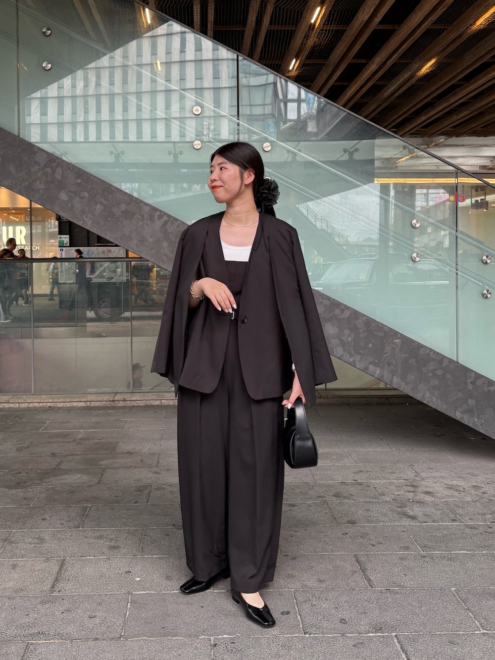 「大人カジュアル、最近のいい感じコーデ、お出かけコーデ、春服コーデ、きれいめコーディネート、オトナカワイイ、お洒落さんとつながりたい、春、ootd、ジャケットコーデ、おでかけコーデ、結婚式、結婚式二次会スタイル、オケージョン、ロンパース」｜「CAPRICIEUX LE'MAGEの【C.L】スリットスリーブジャケット（テーラードジャケット、ブラック系）」を使った、gussan_lemageさん（骨格ウェーブ・レディース・168cm）の春コーディネートの6枚目の写真