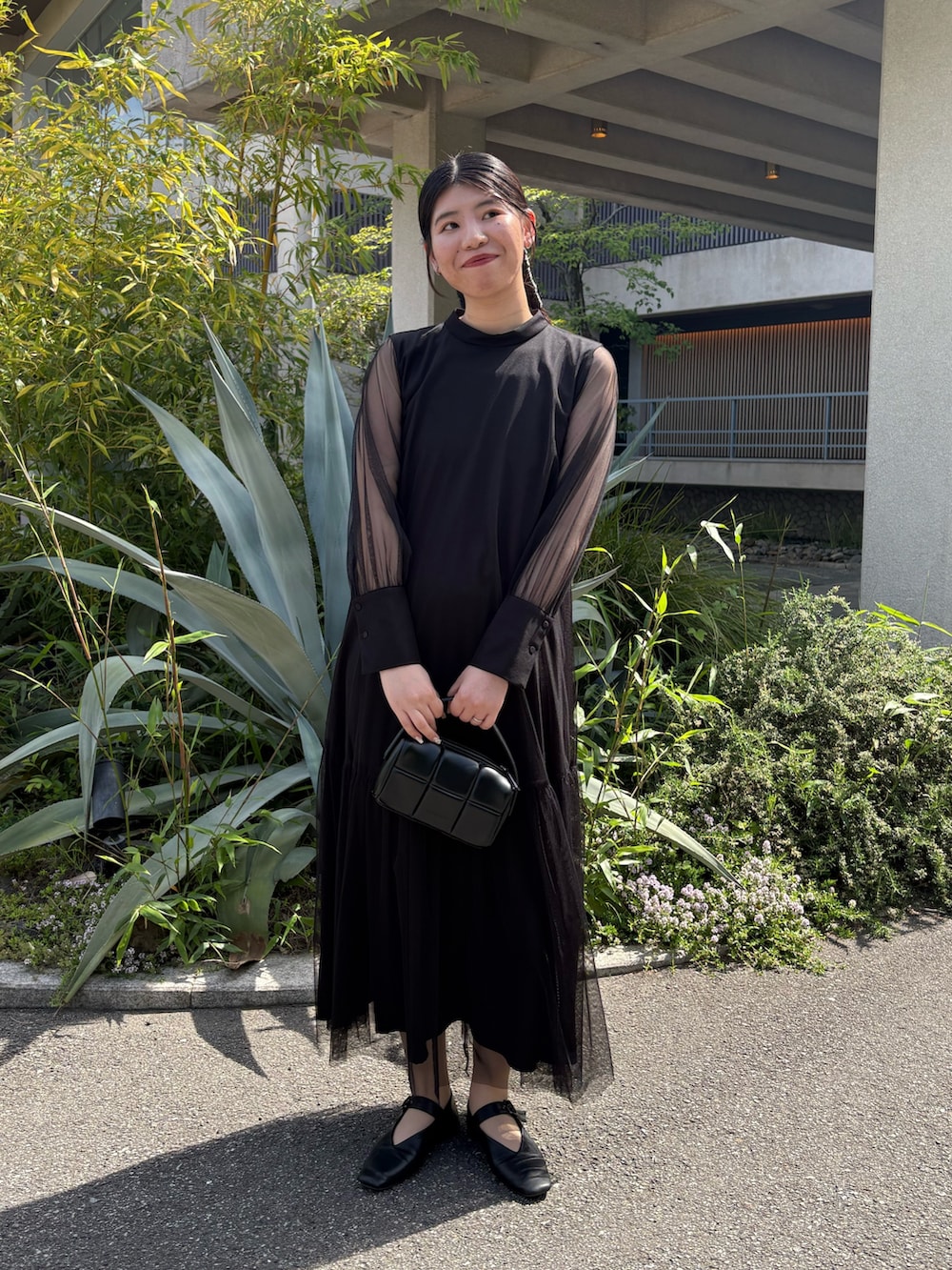 「最近のいい感じコーデ、大人カジュアル、春夏コーデ、ワンピース、休日スタイル、今日のコーデ、大人コーデ、大人かわいい、結婚式、オケージョン、パーティースタイル、お呼ばれスタイル、きれいめ、ママコーデ、高身長女子」｜「CAPRICIEUX LE'MAGEの【オケージョンアイテム】【サイズ展開あり】チュールハイネックワンピース（ワンピース、ブラック系）」を使った、gussan_lemageさん（骨格ウェーブ・レディース・168cm）の春コーディネートの2枚目の写真