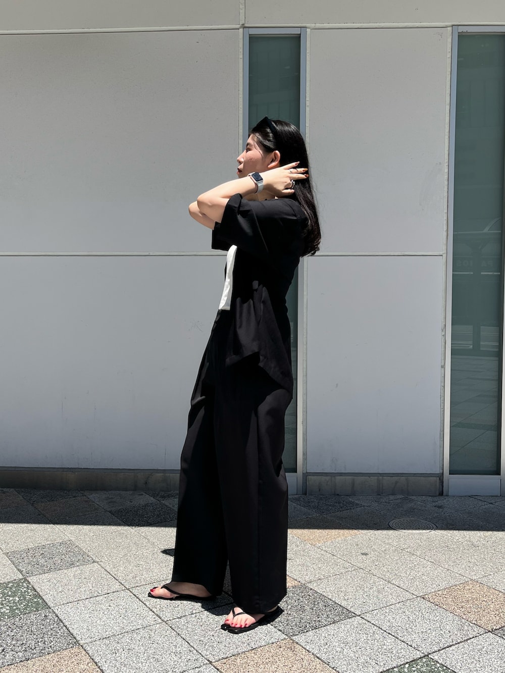 「シンプルコーデ、大人かわいい、カジュアル、パンツコーデ、大人女子、着回しコーデ、ジャケット、ワイドパンツ、ユニクロ、おしゃれさんと繋がりたい、モノトーン、モノトーンコーデ、カジュアルコーデ、オトナカジュアル、おでかけコーデ」｜「CAPRICIEUX LE'MAGEの＜新色追加/ブルー＞2タックワイドパンツ（その他パンツ、ブラック系）」を使った、gussan_lemageさん（レディース・168cm）の夏コーディネートの3枚目の写真