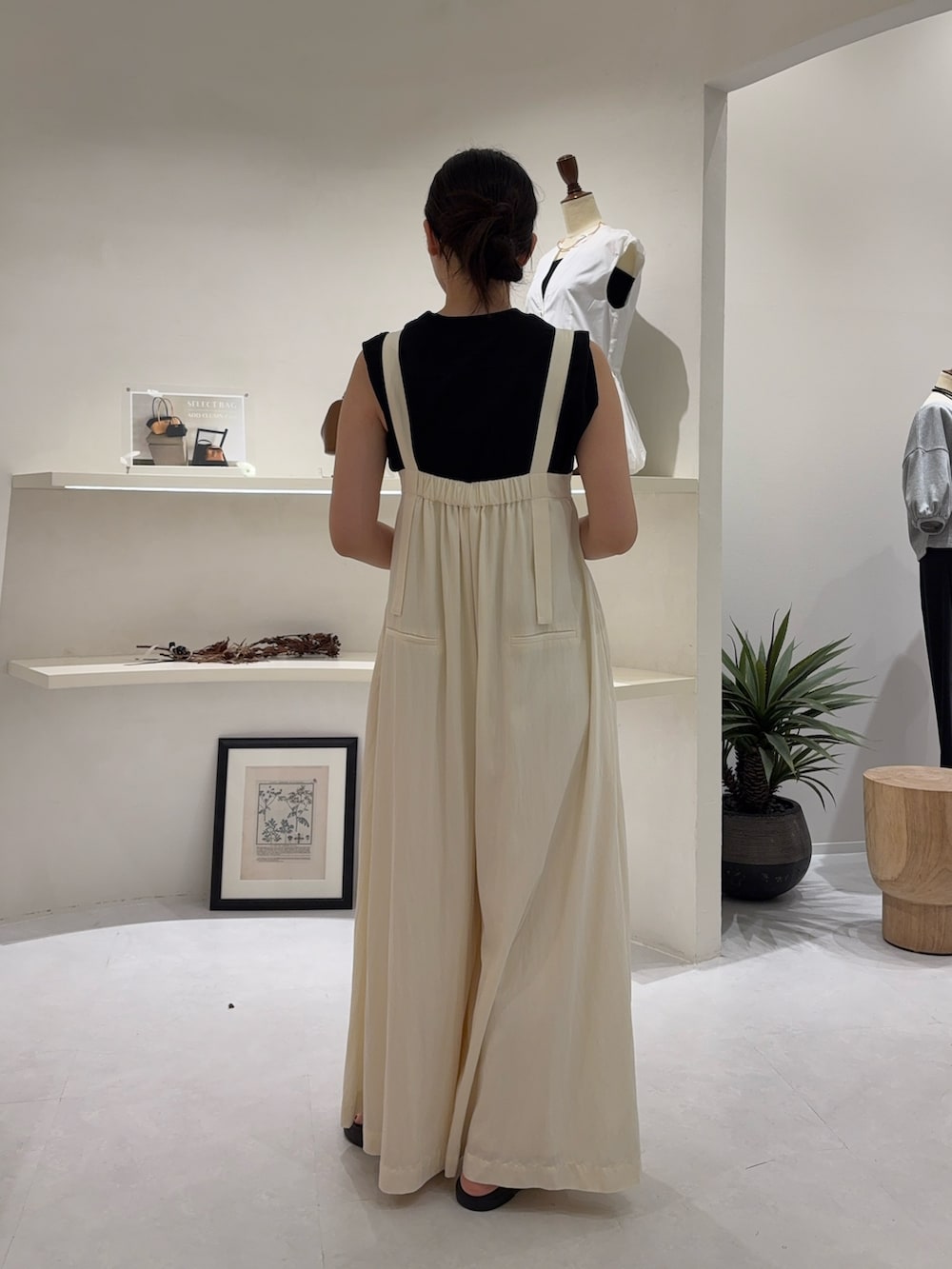 「サンダル、韓国子供服、夏コーデ、韓国ファッション、デートコーデ、淡色コーデ、きれいめカジュアル、ノースリーブ、お出かけコーデ、シンプルスタイル、大人可愛い、夏服、今日のコーデ、春夏コーデ、オトナ女子」｜「CAPRICIEUX LE'MAGEの【低身長サイズあり】ベアサロペット（サロペット/オーバーオール、ホワイト系）」を使った、gussan_lemageさん（骨格ウェーブ・レディース・168cm）の夏コーディネートの3枚目の写真
