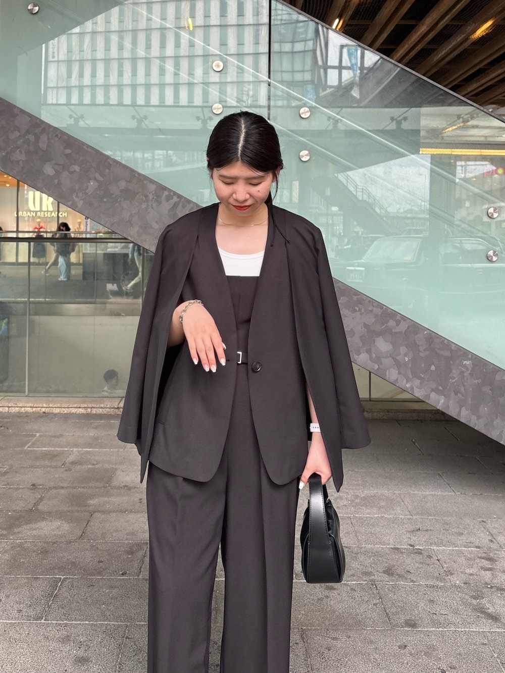 「大人カジュアル、最近のいい感じコーデ、お出かけコーデ、春服コーデ、きれいめコーディネート、オトナカワイイ、お洒落さんとつながりたい、春、ootd、ジャケットコーデ、おでかけコーデ、結婚式、結婚式二次会スタイル、オケージョン、ロンパース」｜「CAPRICIEUX LE'MAGEの【C.L】スリットスリーブジャケット（テーラードジャケット、ブラック系）」を使った、gussan_lemageさん（骨格ウェーブ・レディース・168cm）の春コーディネートの5枚目の写真