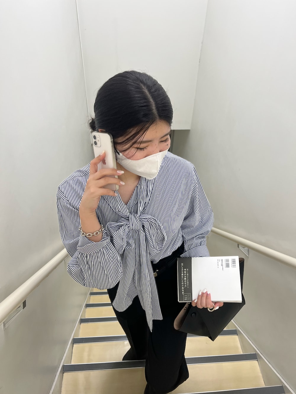 「クリスマスに着たい服、冬、大人女子、秋冬コーデ、パンツコーデ、休日コーデ、シンプルスタイル、きれいめカジュアル、ワントーンコーデ、キレイめコーデ、オフィスカジュアル、オフィススタイル、シャツスタイル、ブラウス、OLコーデ」｜「CAPRICIEUX LE'MAGEの2WAYリボンシャツ（シャツ/ブラウス、ブルー系）」を使った、gussan_lemageさん（レディース・168cm）の冬コーディネートの3枚目の写真