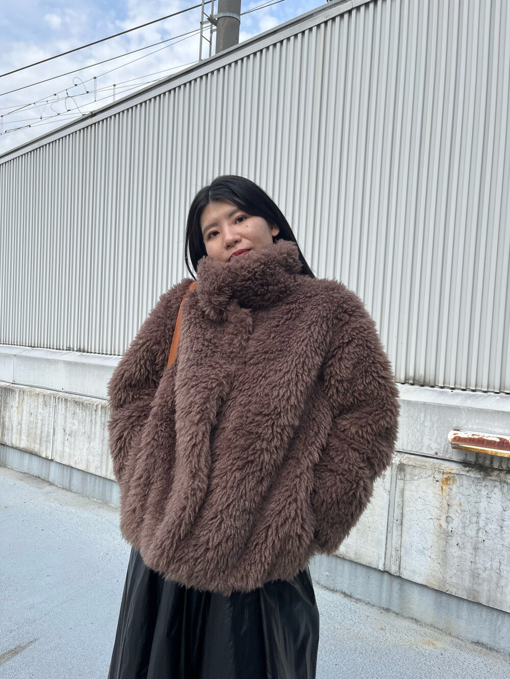 「オトナカジュアル、冬ファッション、着回しコーデ、休日スタイル、大人女子、お出かけコーデ、ロングスカート、冬、おしゃれさんと繋がりたい、スカートスタイル、ブラウン、ファーコート、ラクチンコーデ、冬アウター、アウター」｜「CAPRICIEUX LE'MAGEのエコファーコート（ダウンジャケット/コート、ブラウン系）」を使った、gussan_lemageさん（レディース・168cm）の秋コーディネートの3枚目の写真
