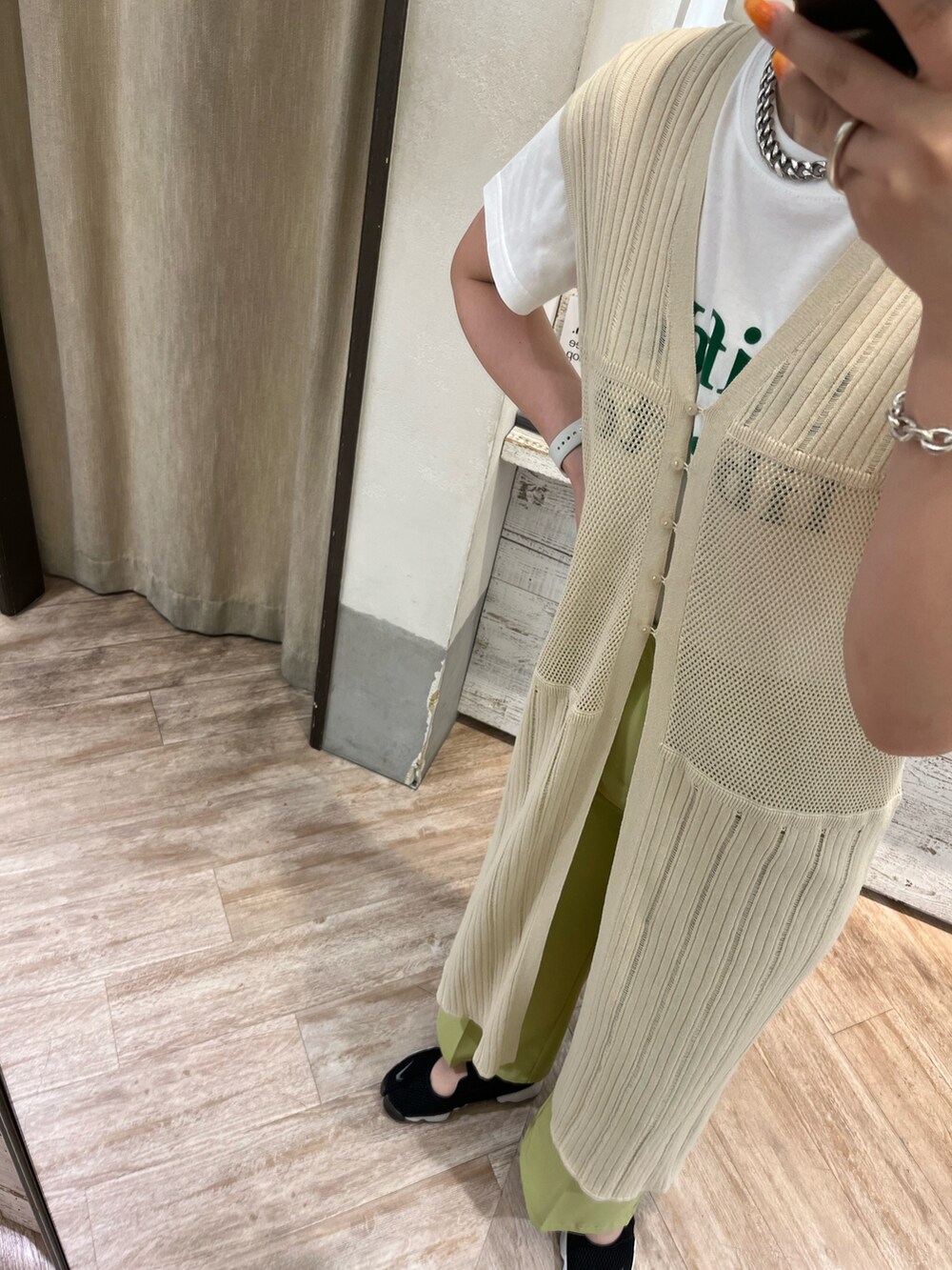 ホワイト系のワンピース、グリーン系のその他パンツ、グリーン系のTシャツ/カットソーを着用したレディースの春コーディネートの2枚目の写真