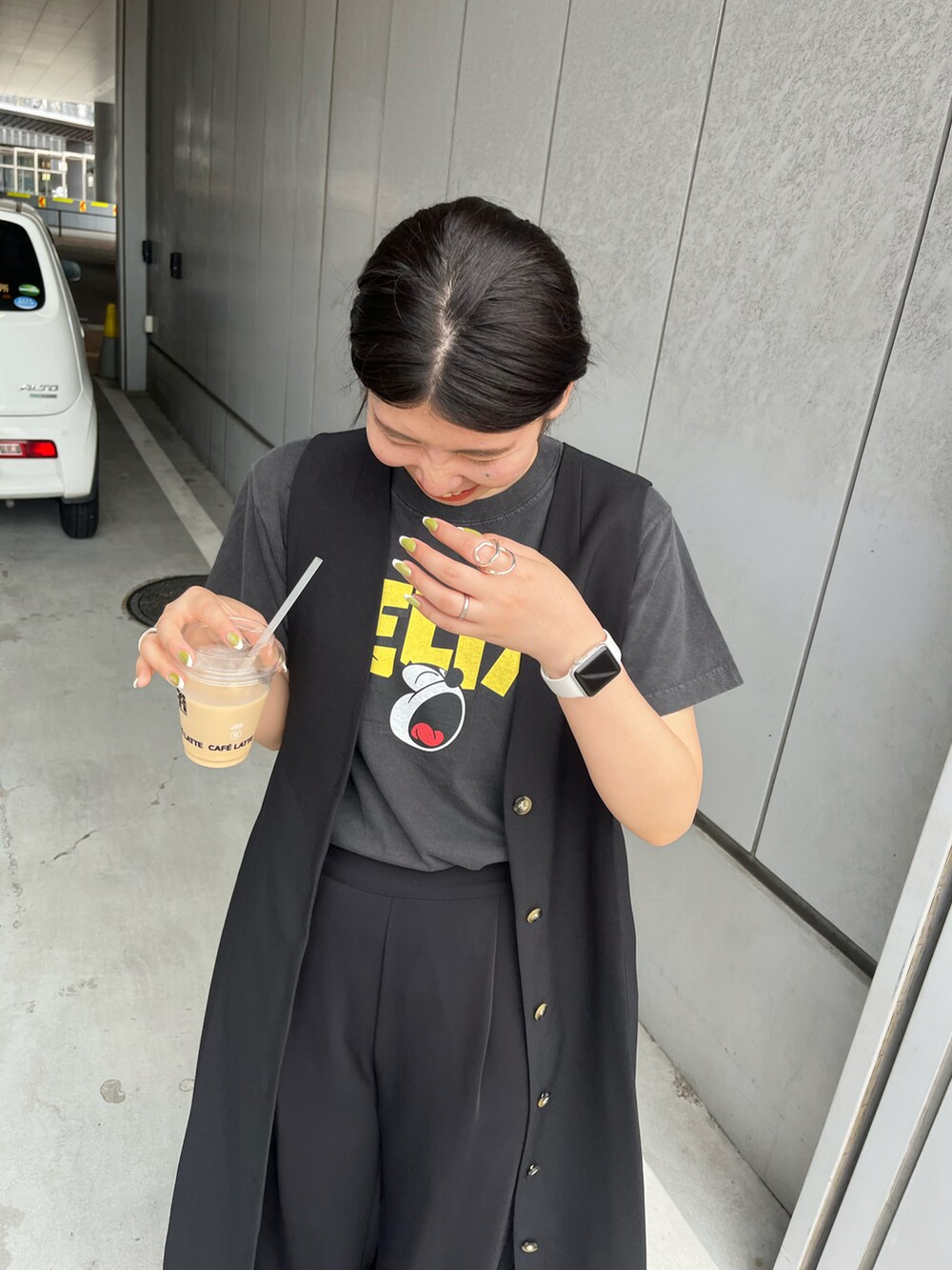 ブラック系のワンピース、ブラック系のその他パンツ、ブラック系のTシャツ/カットソーを着用したレディースの夏コーディネートの2枚目の写真