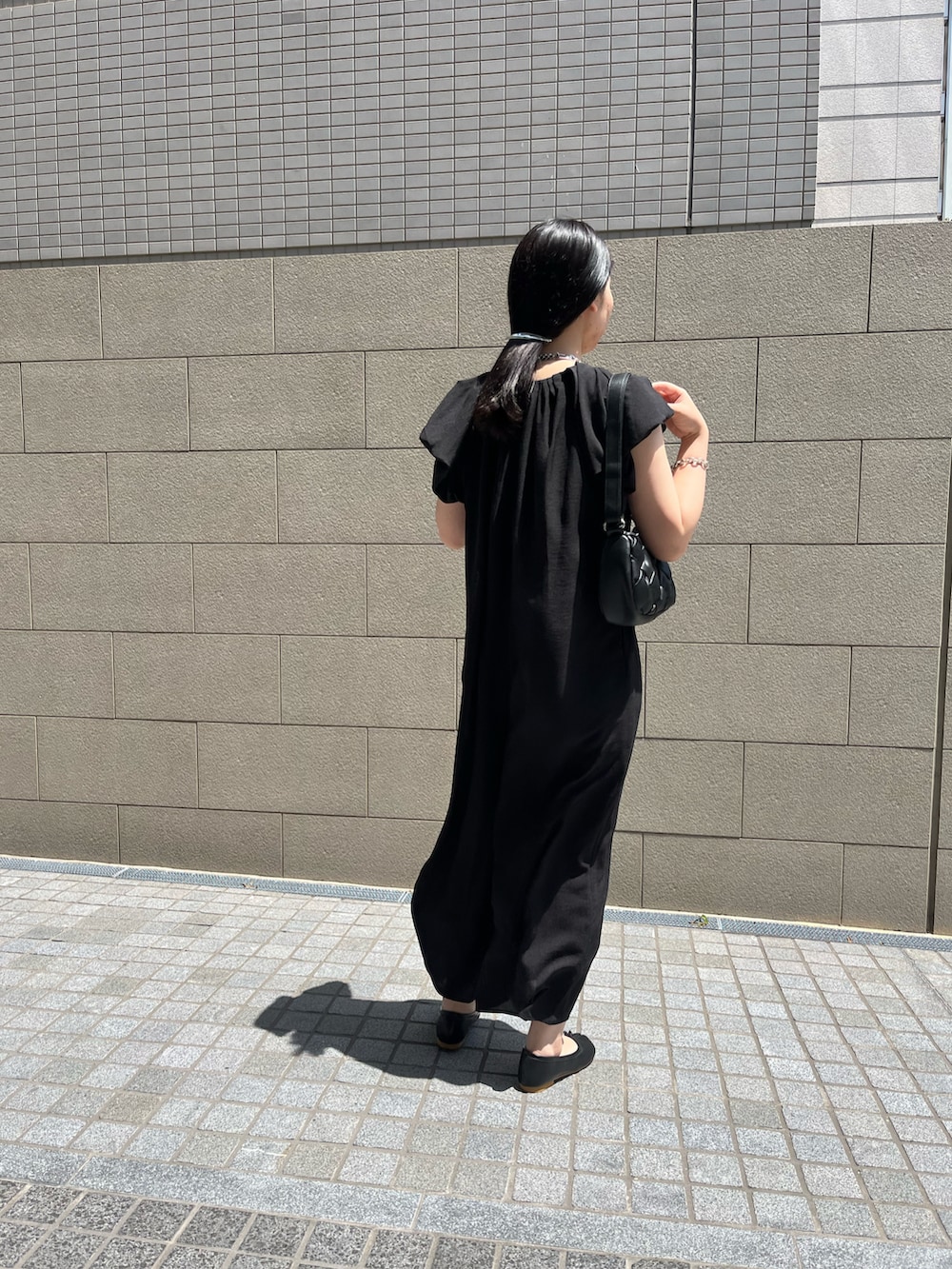 「オトナカジュアル、シンプルコーデ、夏コーデ、ゆるコーデ、大人かわいい、きれいめコーディネート、カジュアル、モノトーン、結婚式、お呼ばれスタイル、二次会コーデ、きれいめカジュアル、ロンパース、オールブラック、結婚式二次会スタイル」｜「CAPRICIEUX LE'MAGEの【オケージョンアイテム】パフロンパース（サロペット/オーバーオール、ブラック系）」を使った、gussan_lemageさん（レディース・168cm）の春コーディネートの2枚目の写真