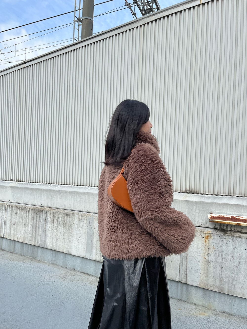 「オトナカジュアル、冬ファッション、着回しコーデ、休日スタイル、大人女子、お出かけコーデ、ロングスカート、冬、おしゃれさんと繋がりたい、スカートスタイル、ブラウン、ファーコート、ラクチンコーデ、冬アウター、アウター」｜「CAPRICIEUX LE'MAGEのエコファーコート（ダウンジャケット/コート、ブラウン系）」を使った、gussan_lemageさん（レディース・168cm）の秋コーディネートの2枚目の写真