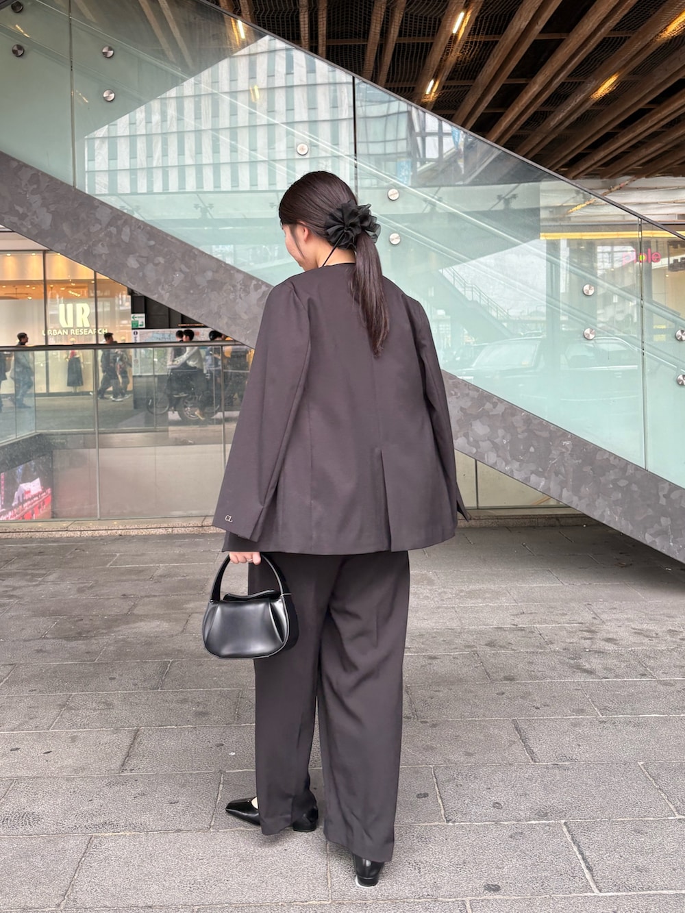 「大人カジュアル、最近のいい感じコーデ、お出かけコーデ、春服コーデ、きれいめコーディネート、オトナカワイイ、お洒落さんとつながりたい、春、ootd、ジャケットコーデ、おでかけコーデ、結婚式、結婚式二次会スタイル、オケージョン、ロンパース」｜「CAPRICIEUX LE'MAGEの【C.L】スリットスリーブジャケット（テーラードジャケット、ブラック系）」を使った、gussan_lemageさん（骨格ウェーブ・レディース・168cm）の春コーディネートの3枚目の写真