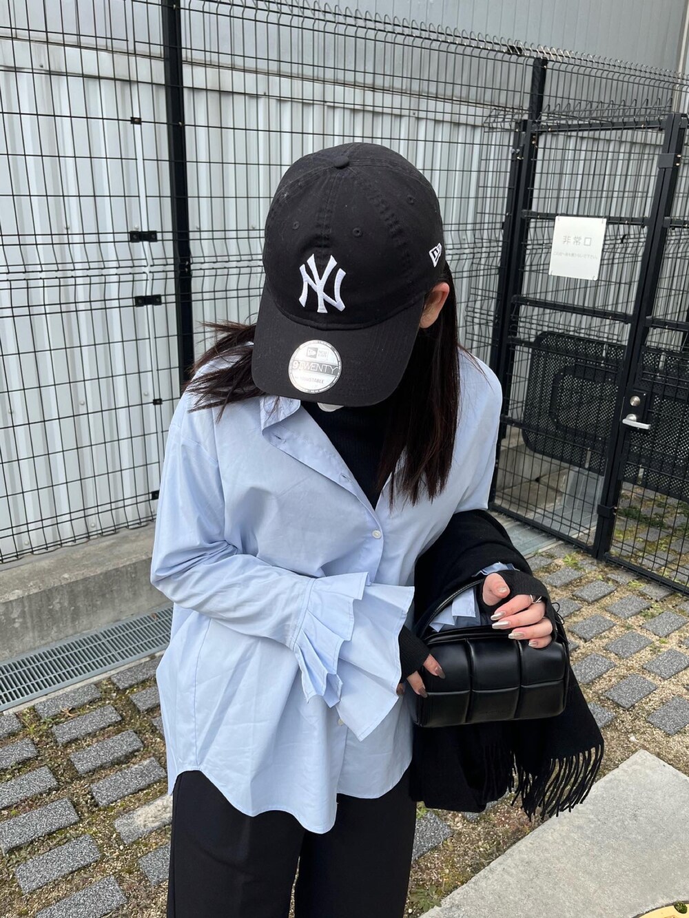 「大人カジュアル、私の推しブランド、お出かけコーデ、大人かわいい、冬のコーデ、レイヤードスタイル、シンプルスタイル、今日のコーデ、お洒落さんとつながりたい、春、高身長コーデ、シャツスタイル、レイヤード、ブルー、シャツ」｜「CAPRICIEUX LE'MAGEのカフスフレアシャツ（シャツ/ブラウス、ブルー系）」を使った、gussan_lemageさん（レディース・168cm）の冬コーディネートの3枚目の写真