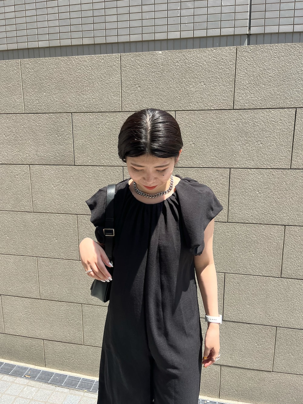 「オトナカジュアル、シンプルコーデ、夏コーデ、ゆるコーデ、大人かわいい、きれいめコーディネート、カジュアル、モノトーン、結婚式、お呼ばれスタイル、二次会コーデ、きれいめカジュアル、ロンパース、オールブラック、結婚式二次会スタイル」｜「CAPRICIEUX LE'MAGEの【オケージョンアイテム】パフロンパース（サロペット/オーバーオール、ブラック系）」を使った、gussan_lemageさん（レディース・168cm）の春コーディネートの4枚目の写真