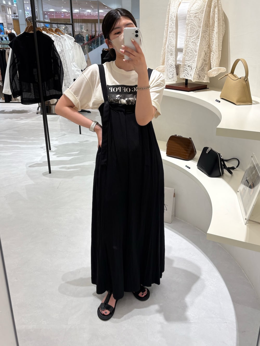 「最近のいい感じコーデ、春夏コーデ、シンプルコーデ、レイヤードスタイル、きれいめカジュアル、休日スタイル、お出かけコーデ、おでかけコーデ、ラクチンコーデ、ラフコーデ、大人かわいい、高身長女子、大人女子、オールインワン、ママコーデ」｜「CAPRICIEUX LE'MAGEの【低身長サイズあり】ベアサロペット（サロペット/オーバーオール、ブラック系）」を使った、gussan_lemageさん（骨格ウェーブ・レディース・168cm）の春コーディネートの4枚目の写真