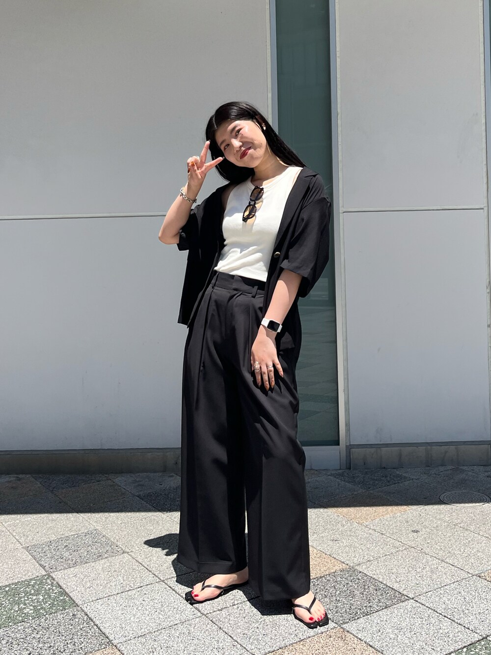 「シンプルコーデ、大人かわいい、カジュアル、パンツコーデ、大人女子、着回しコーデ、ジャケット、ワイドパンツ、ユニクロ、おしゃれさんと繋がりたい、モノトーン、モノトーンコーデ、カジュアルコーデ、オトナカジュアル、おでかけコーデ」｜「CAPRICIEUX LE'MAGEの＜新色追加/ブルー＞2タックワイドパンツ（その他パンツ、ブラック系）」を使った、gussan_lemageさん（レディース・168cm）の夏コーディネートの2枚目の写真