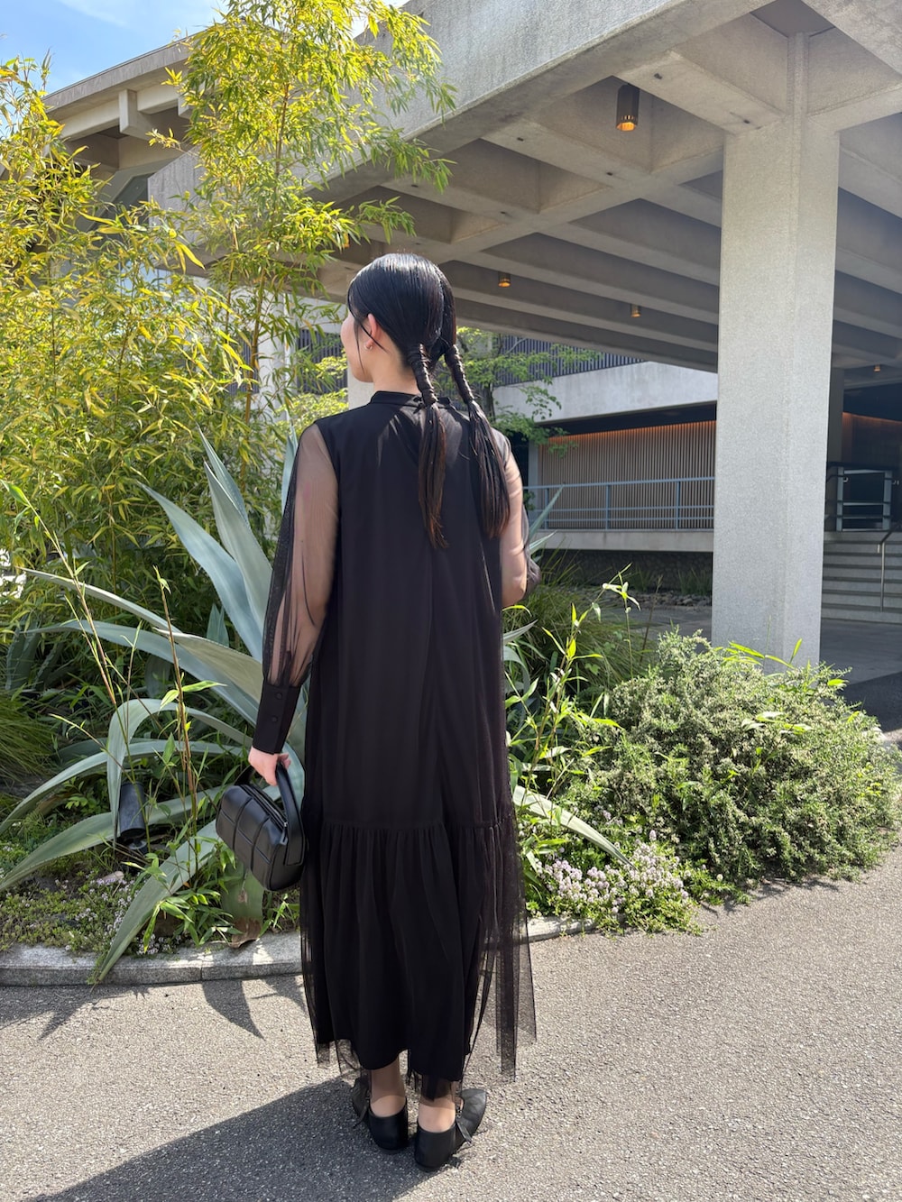 「最近のいい感じコーデ、大人カジュアル、春夏コーデ、ワンピース、休日スタイル、今日のコーデ、大人コーデ、大人かわいい、結婚式、オケージョン、パーティースタイル、お呼ばれスタイル、きれいめ、ママコーデ、高身長女子」｜「CAPRICIEUX LE'MAGEの【オケージョンアイテム】【サイズ展開あり】チュールハイネックワンピース（ワンピース、ブラック系）」を使った、gussan_lemageさん（骨格ウェーブ・レディース・168cm）の春コーディネートの3枚目の写真