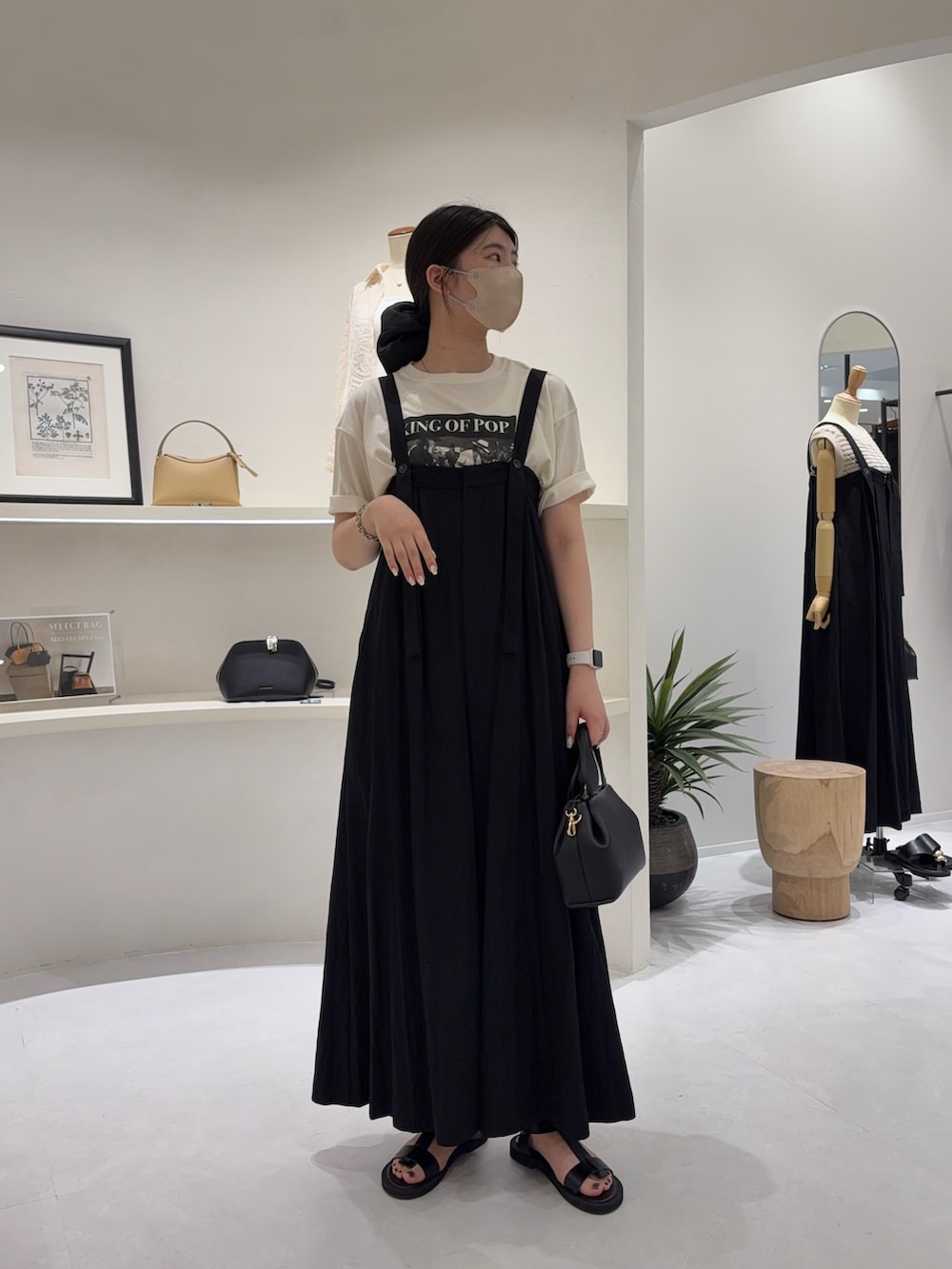 「最近のいい感じコーデ、春夏コーデ、シンプルコーデ、レイヤードスタイル、きれいめカジュアル、休日スタイル、お出かけコーデ、おでかけコーデ、ラクチンコーデ、ラフコーデ、大人かわいい、高身長女子、大人女子、オールインワン、ママコーデ」｜「CAPRICIEUX LE'MAGEの【低身長サイズあり】ベアサロペット（サロペット/オーバーオール、ブラック系）」を使った、gussan_lemageさん（骨格ウェーブ・レディース・168cm）の春コーディネートの2枚目の写真