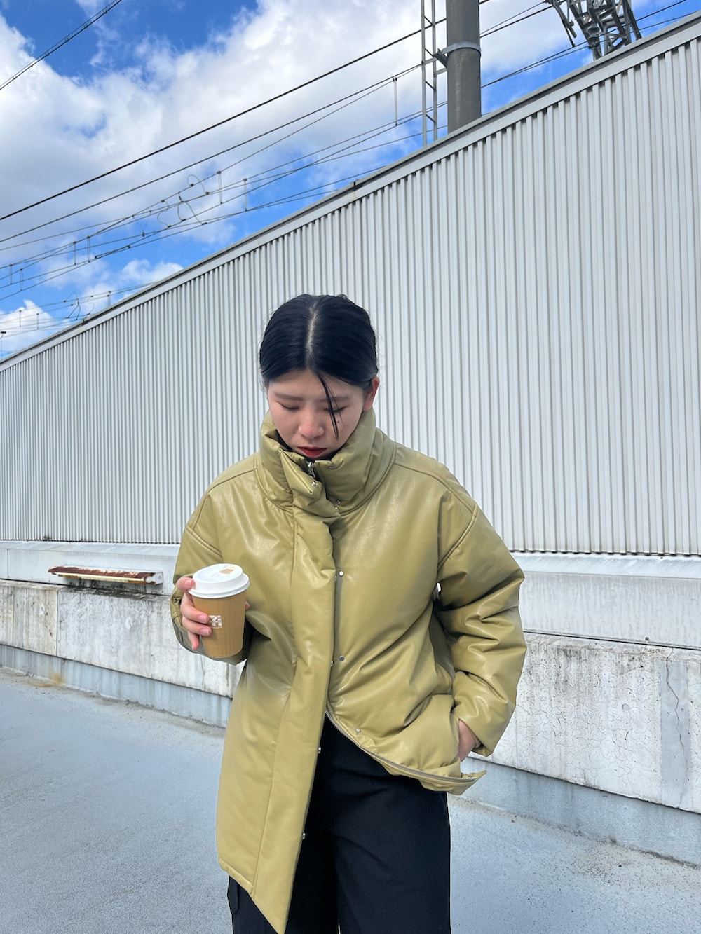「休日コーデ、シンプル、オトナカジュアル、冬アウター、今日のコーデ、パンツコーデ、休日スタイル、カジュアル、大人コーデ、あったかコーデ、レザー、レザージャケット、スラックス、ピスタチオ、アウター」｜「CAPRICIEUX LE'MAGEのエコレザー中綿ダウンコート（ダウンジャケット/コート、グリーン系）」を使った、gussan_lemageさん（レディース・168cm）の秋コーディネートの4枚目の写真