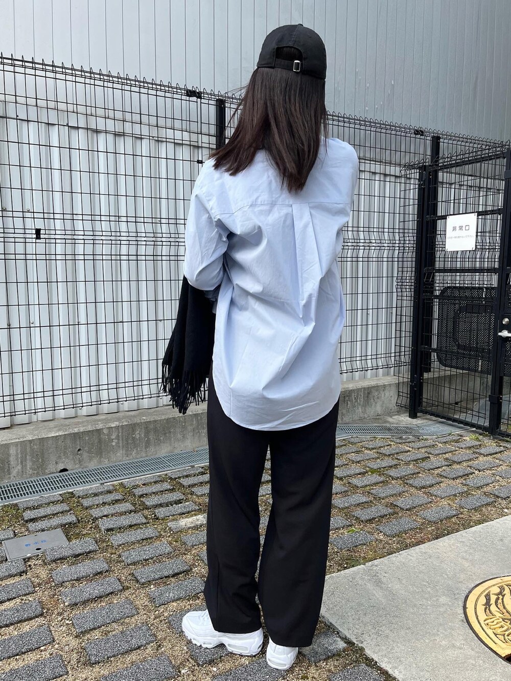 「大人カジュアル、私の推しブランド、お出かけコーデ、大人かわいい、冬のコーデ、レイヤードスタイル、シンプルスタイル、今日のコーデ、お洒落さんとつながりたい、春、高身長コーデ、シャツスタイル、レイヤード、ブルー、シャツ」｜「CAPRICIEUX LE'MAGEのカフスフレアシャツ（シャツ/ブラウス、ブルー系）」を使った、gussan_lemageさん（レディース・168cm）の冬コーディネートの2枚目の写真