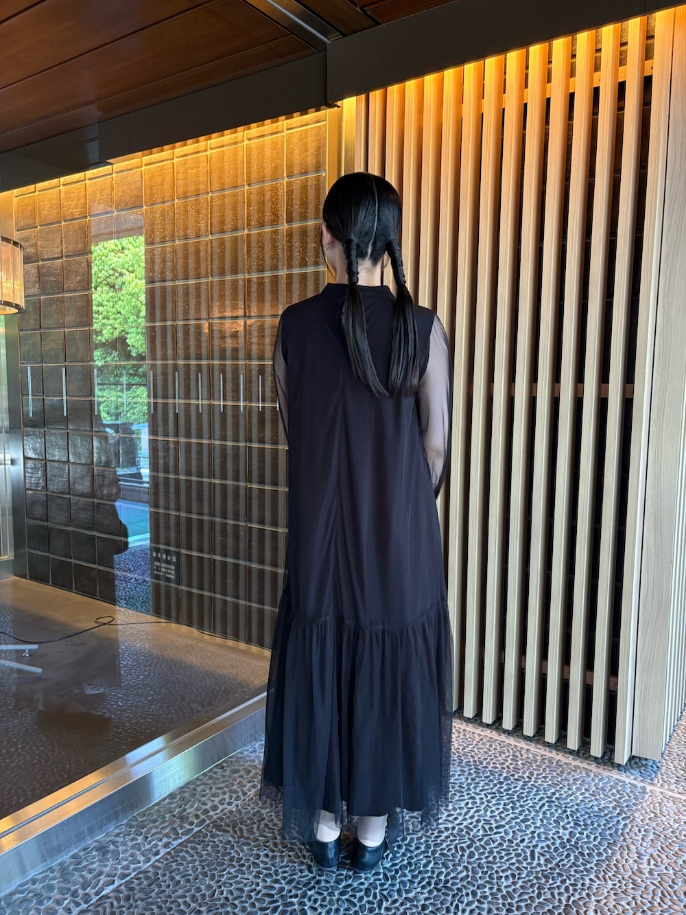 「最近のいい感じコーデ、大人カジュアル、春夏コーデ、ワンピース、休日スタイル、今日のコーデ、大人コーデ、大人かわいい、結婚式、オケージョン、パーティースタイル、お呼ばれスタイル、きれいめ、ママコーデ、高身長女子」｜「CAPRICIEUX LE'MAGEの【オケージョンアイテム】【サイズ展開あり】チュールハイネックワンピース（ワンピース、ブラック系）」を使った、gussan_lemageさん（骨格ウェーブ・レディース・168cm）の春コーディネートの5枚目の写真