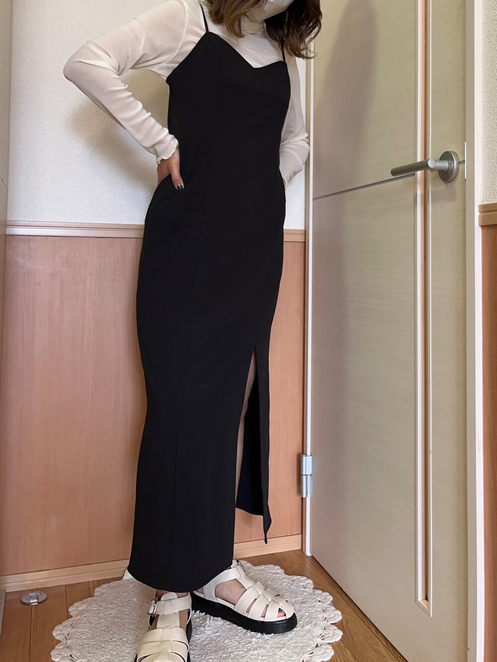 ホワイト系のサンダル、ブラック系のワンピース、ブラック系のベストを着用したレディースの夏コーディネートの2枚目の写真