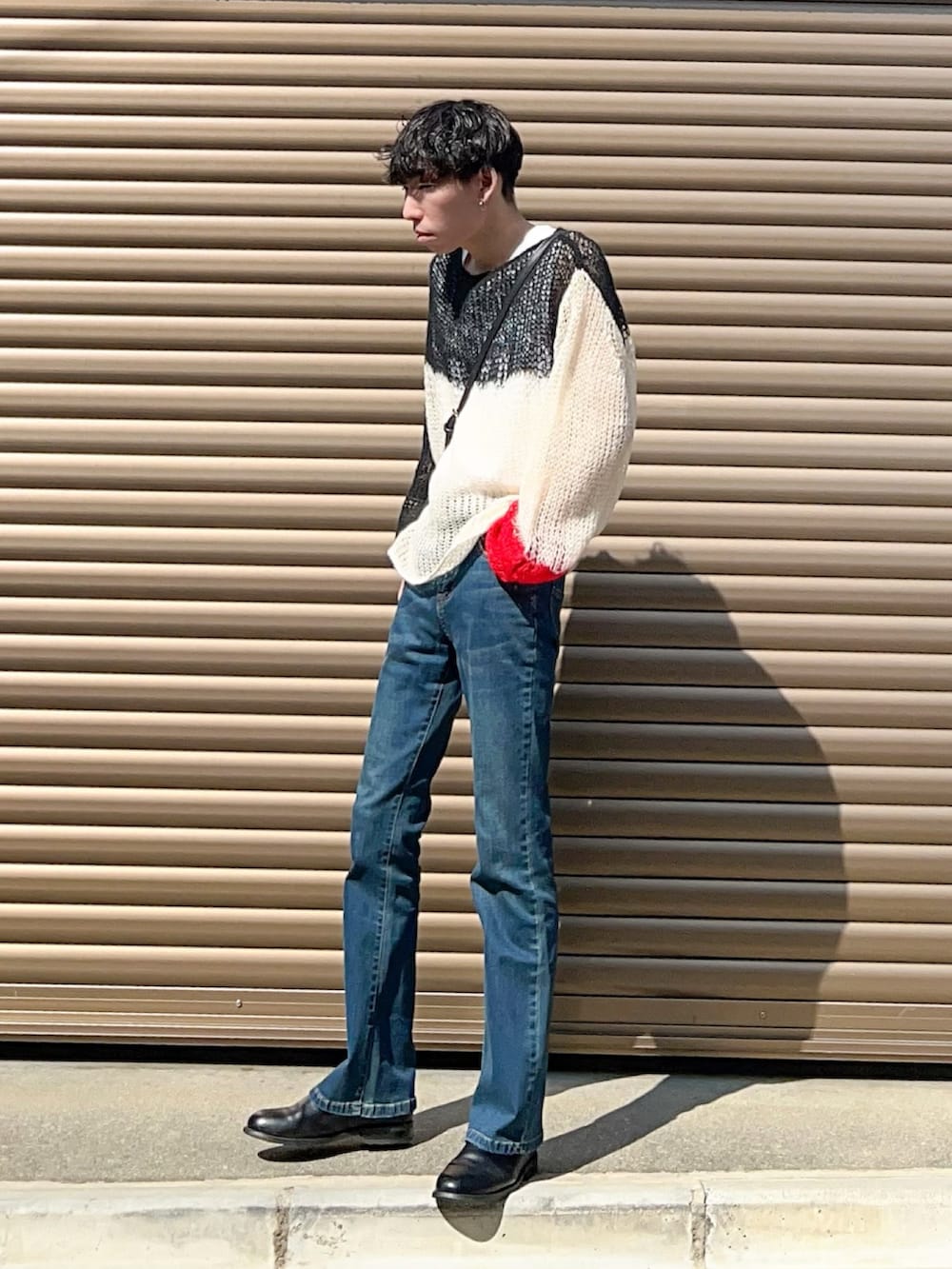 その他のニット/セーター、ブルー系のデニムパンツ、ブラック系のスリッポンを着用したメンズの夏コーディネートの2枚目の写真