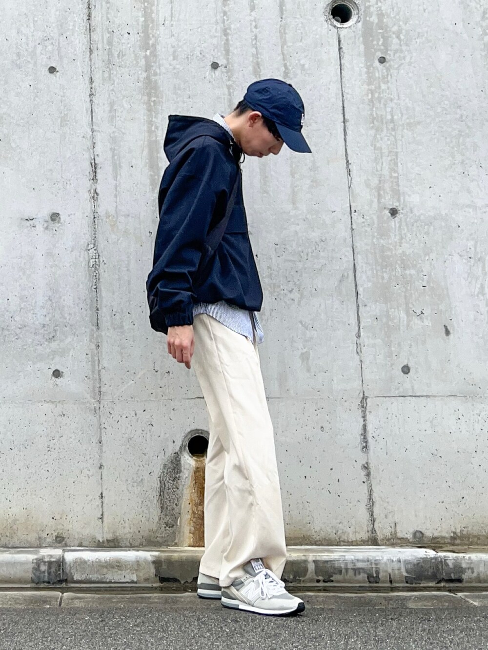 ブルー系のジャケット/アウター、ホワイト系のスラックス、グレー系のスニーカーを着用したメンズの秋コーディネートの2枚目の写真