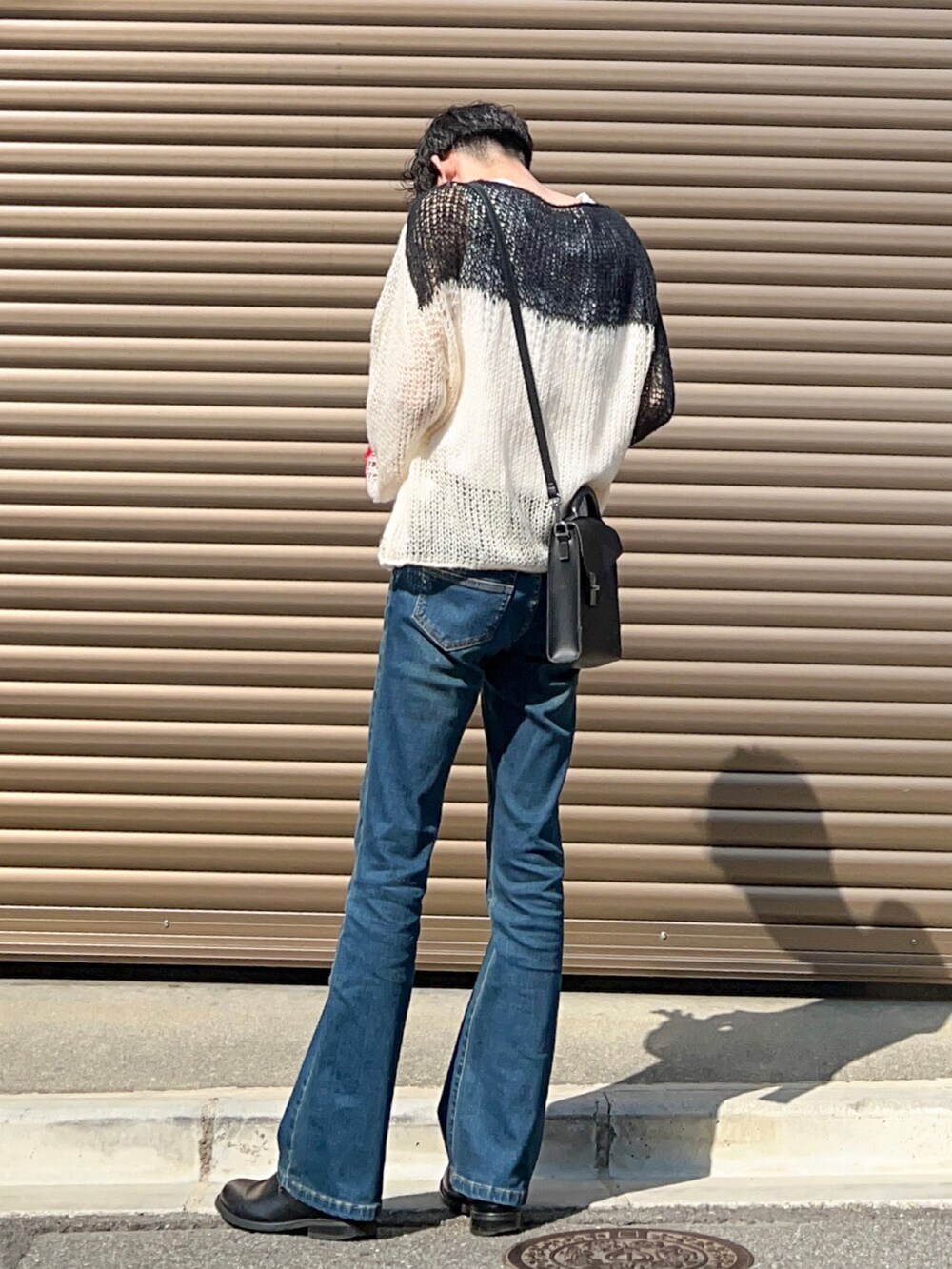 その他のニット/セーター、ブルー系のデニムパンツ、ブラック系のスリッポンを着用したメンズの夏コーディネートの3枚目の写真