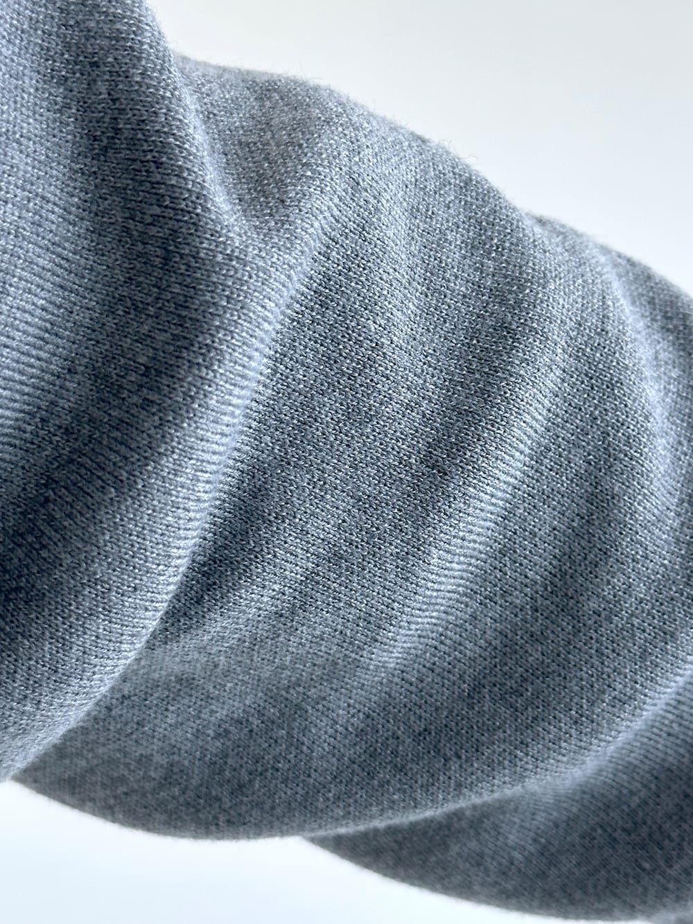 グレー系のカーディガン/ボレロ、ブルー系のシャツ/ブラウス、ブラウン系のスラックスを着用したメンズの秋コーディネートの8枚目の写真