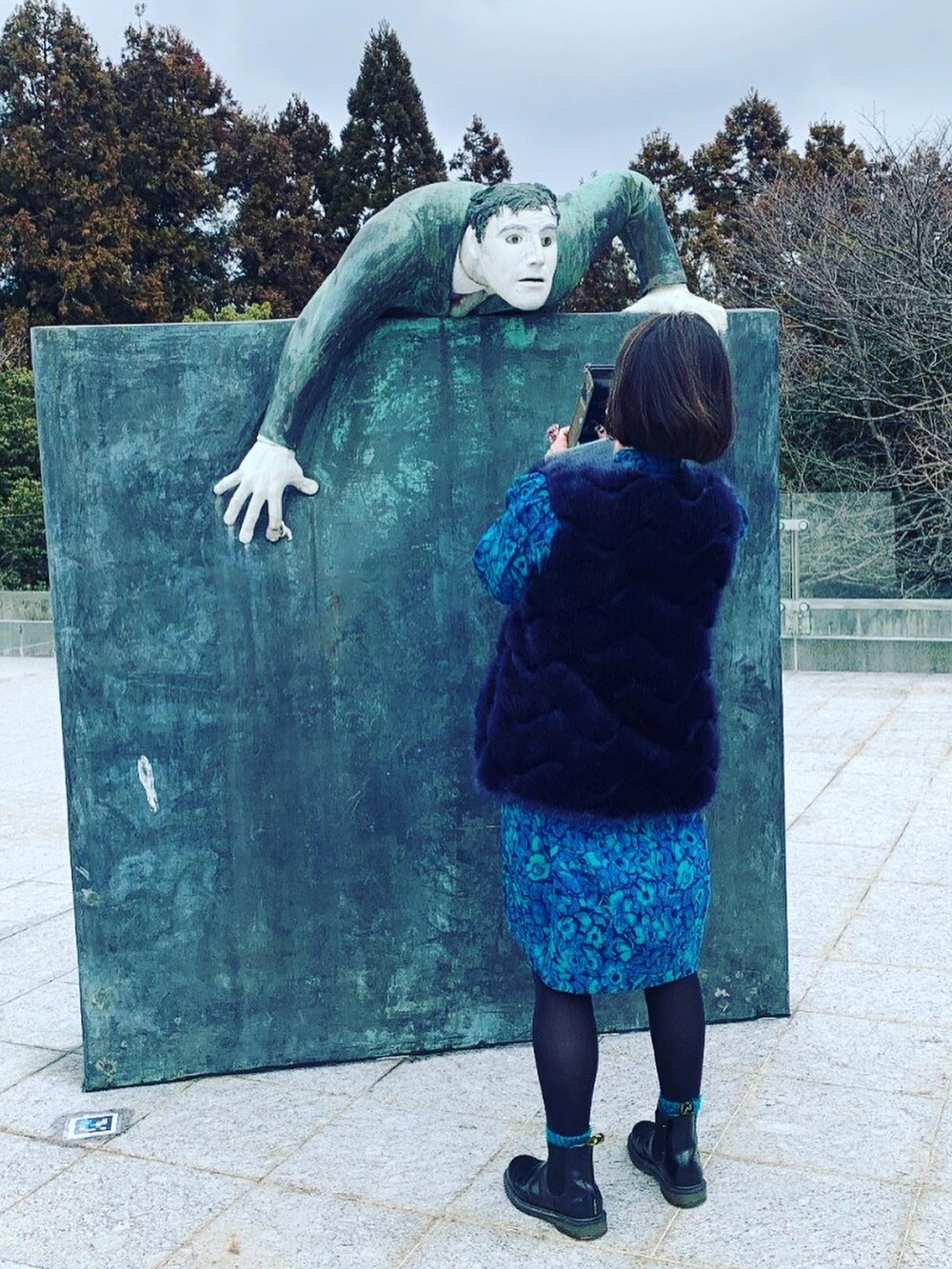 ブラック系のブーツを着用したレディースの冬コーディネートの2枚目の写真