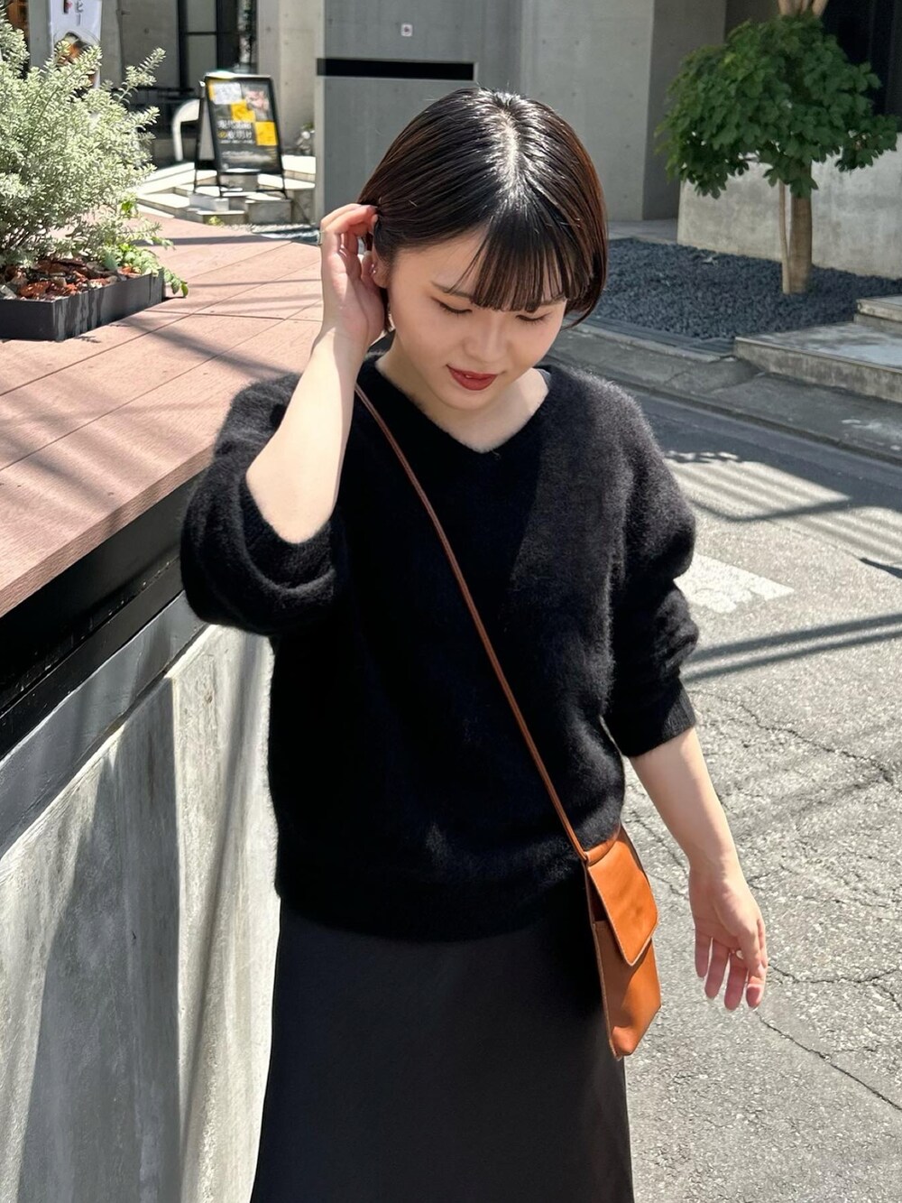 ブラック系のニット/セーター、ブラック系のスカート、その他のその他を着用したレディースの夏コーディネートの2枚目の写真