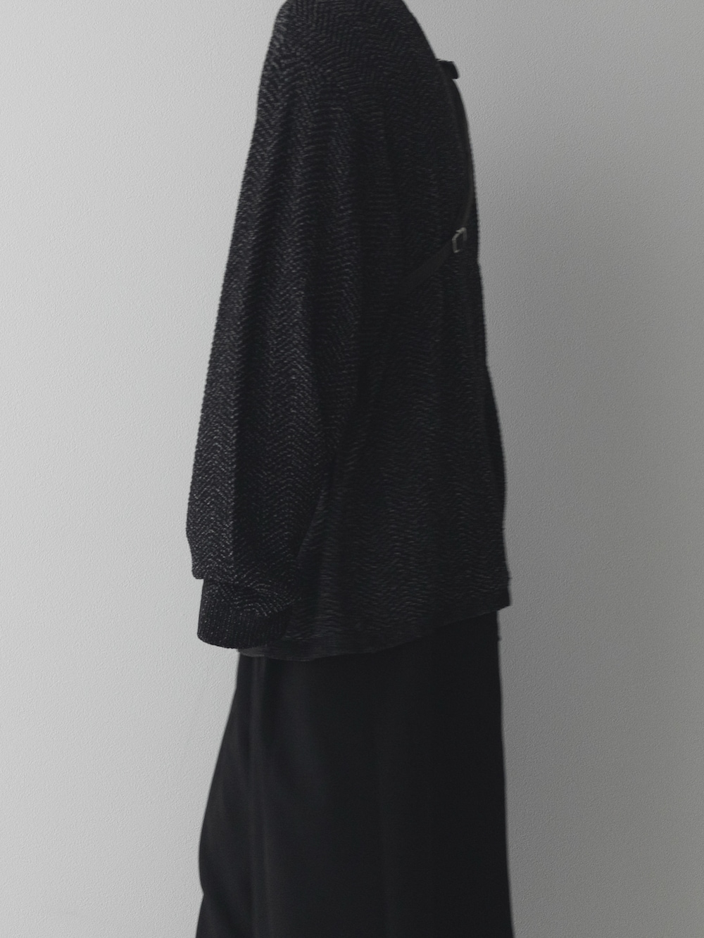 ブラック系のポロシャツ、ブラック系のスニーカーを着用したメンズの春コーディネートの3枚目の写真