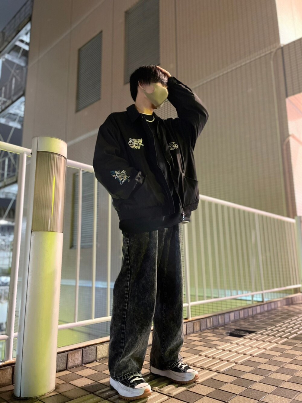 ブラック系のブルゾン、ブラック系のデニムパンツを着用したメンズの秋コーディネートの2枚目の写真