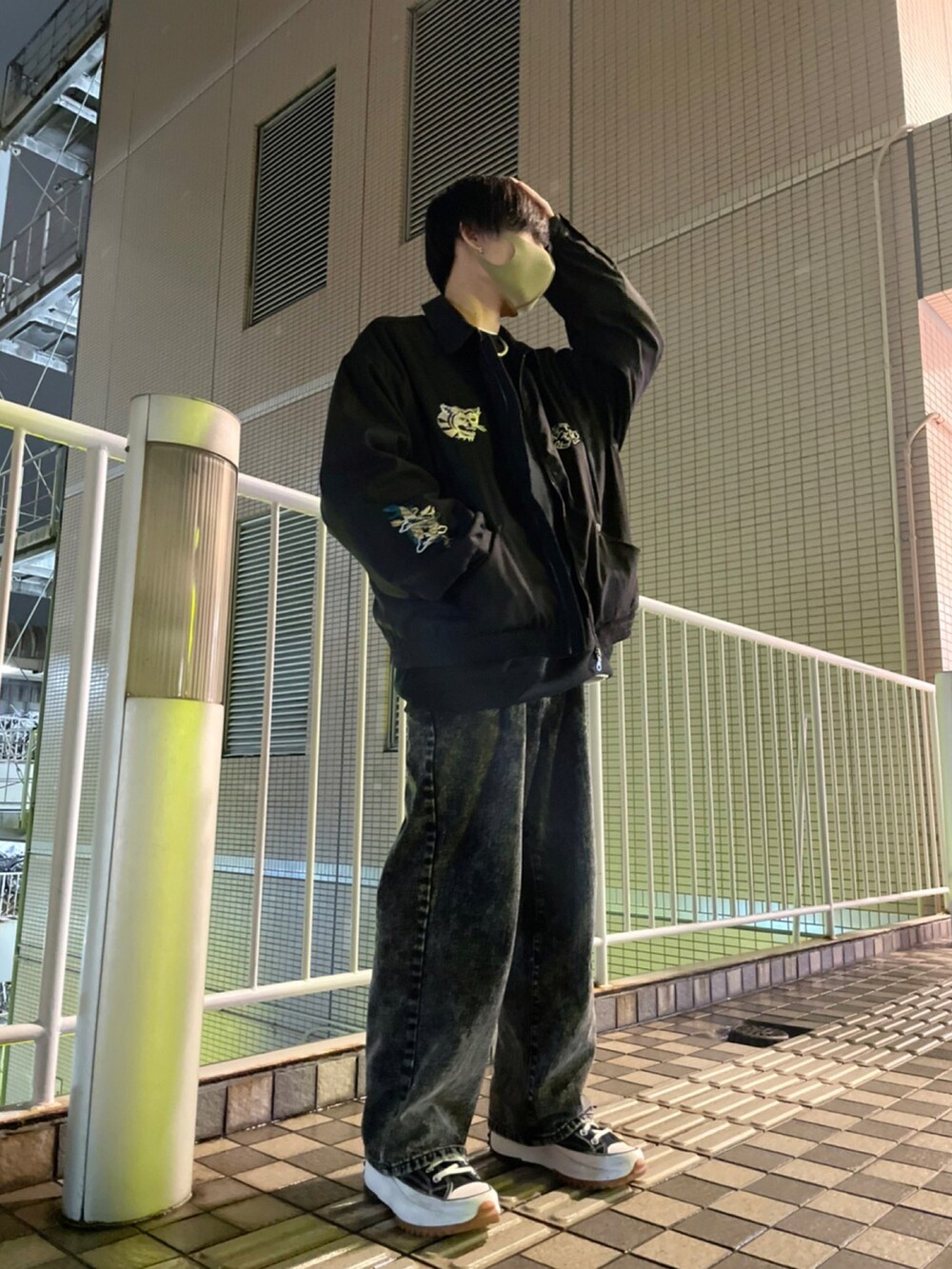 ブラック系のブルゾン、ブラック系のデニムパンツを着用したメンズの秋コーディネートの3枚目の写真