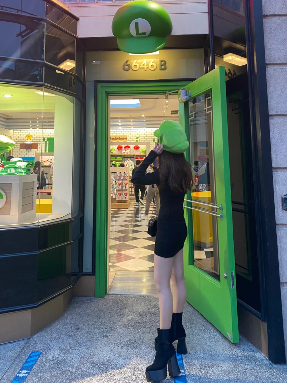 ブラック系のブーツ、ブラック系のワンピースを着用したレディースの夏コーディネートの2枚目の写真