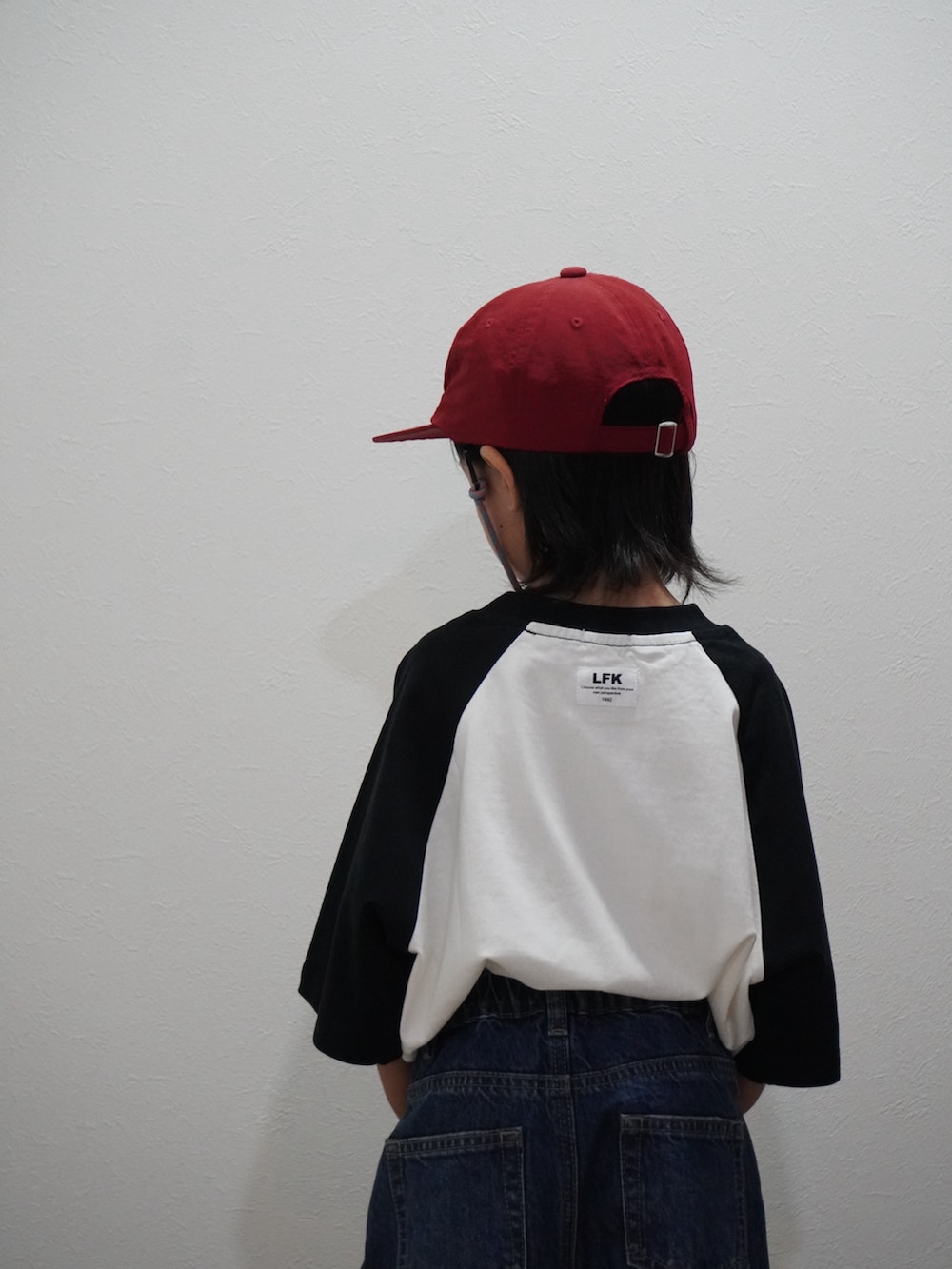 ブルー系のデニムパンツ、ベージュ系のTシャツ/カットソー、ホワイト系のスニーカーを着用したキッズの夏コーディネートの5枚目の写真