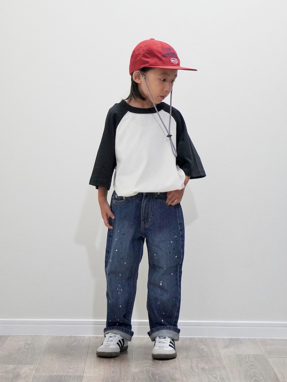 ブルー系のデニムパンツ、ベージュ系のTシャツ/カットソー、ホワイト系のスニーカーを着用したキッズの夏コーディネートの2枚目の写真