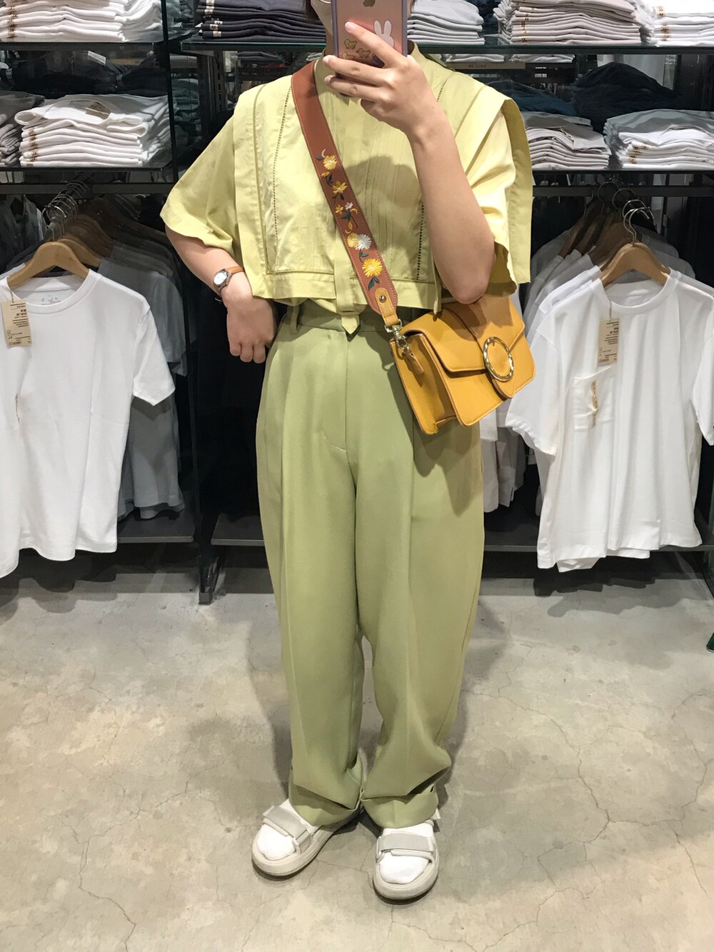「KBF好きさんと繋がりたい、夏、ピスタチオ、カラーパンツ、ビッグカラー、休日スタイル」｜「KBFのセンタープレスWIDEストレートパンツ（その他パンツ、グリーン系）」を使った、Nita🇹🇼さん（レディース・155cm）の夏コーディネートの2枚目の写真