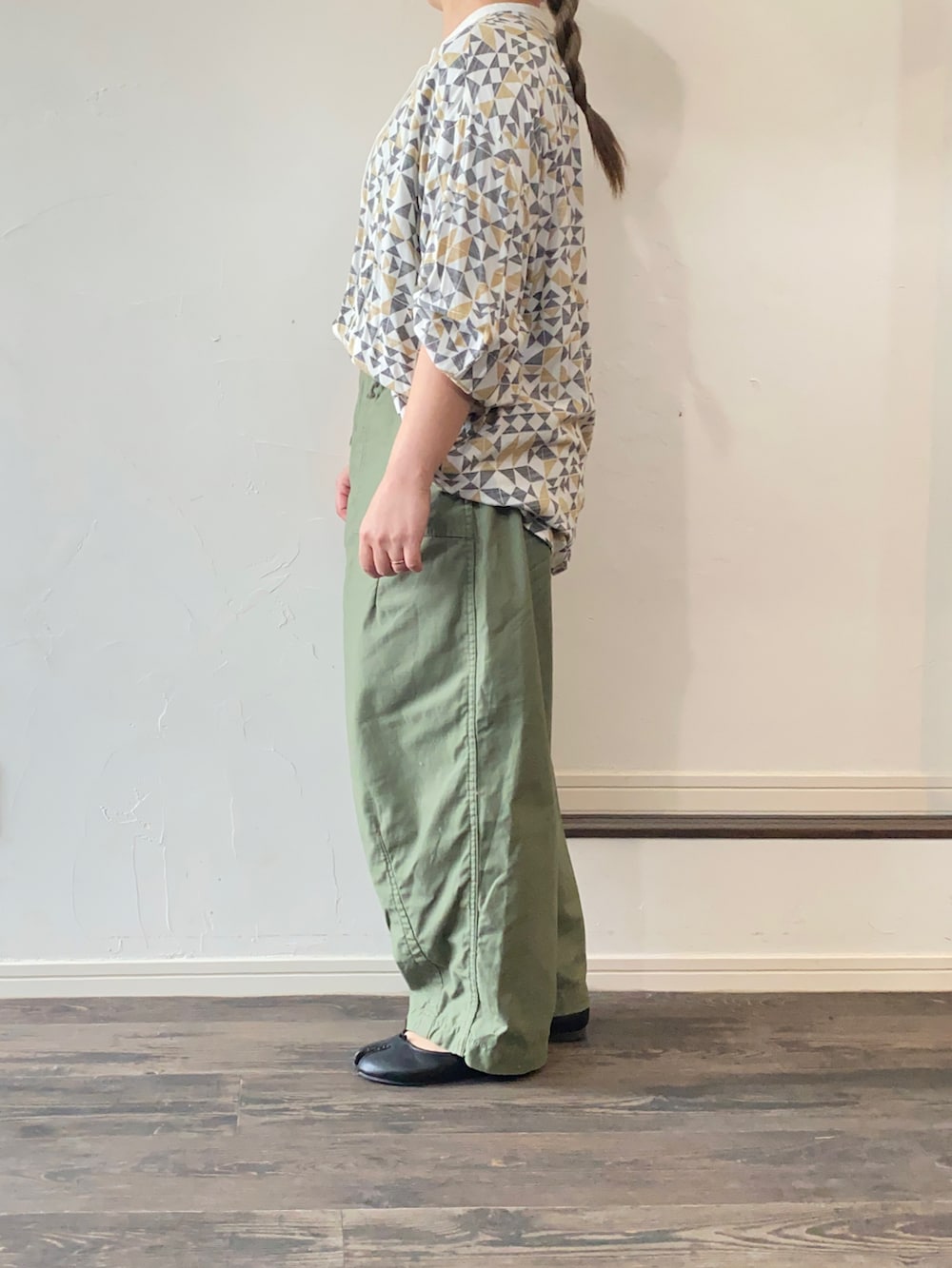 グリーン系のその他パンツ、ブラック系のバレエシューズ、ブラウン系のシャツ/ブラウスを着用したレディースの秋コーディネートの2枚目の写真