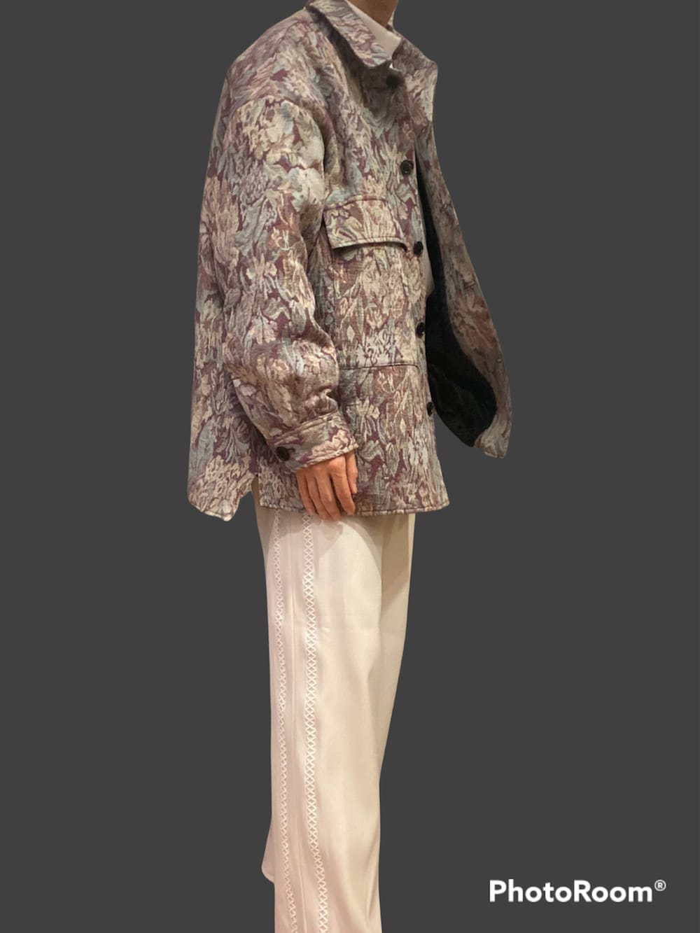 ホワイト系のその他パンツ、ホワイト系のTシャツ/カットソー、パープル系のシャツ/ブラウスを着用したメンズの冬コーディネートの2枚目の写真