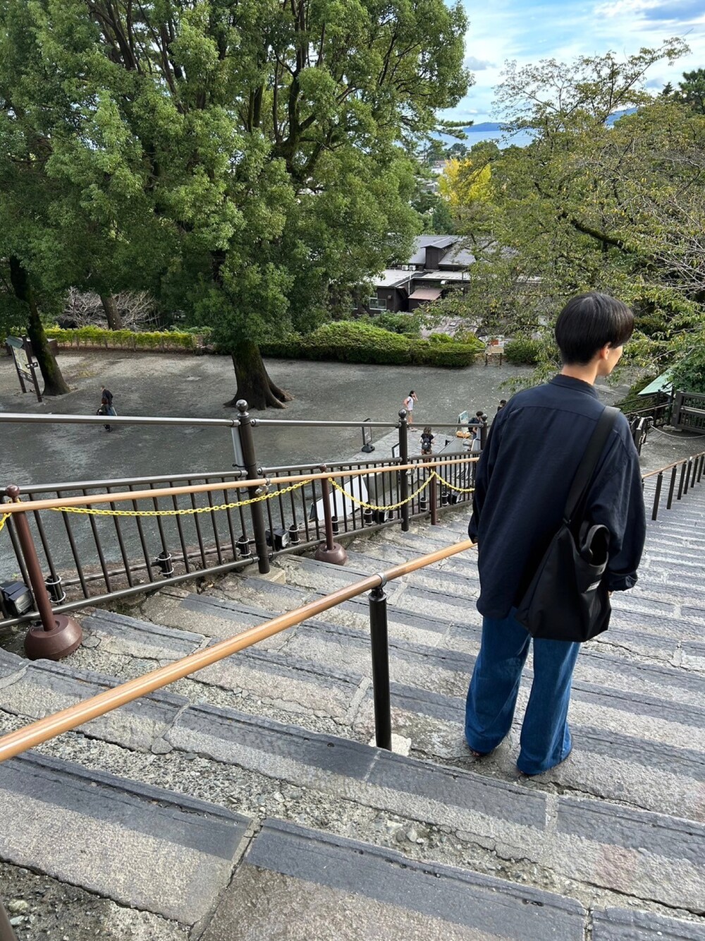 ブルー系のシャツ/ブラウス、ブラック系のバッグ、ブルー系のデニムパンツを着用したメンズの秋コーディネートの2枚目の写真