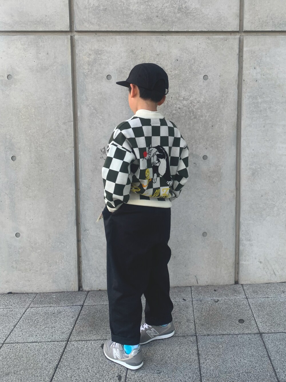 「ニット、冬コーデ、チェッカー柄、MM6、男の子、小学生、シンプルコーデ、キャップ、ZARA、BREEZE」｜「BREEZEの2way 変形サルエルパンツ（その他パンツ、ブラック系）」を使った、MIさん（キッズ・120cm）の冬コーディネートの2枚目の写真