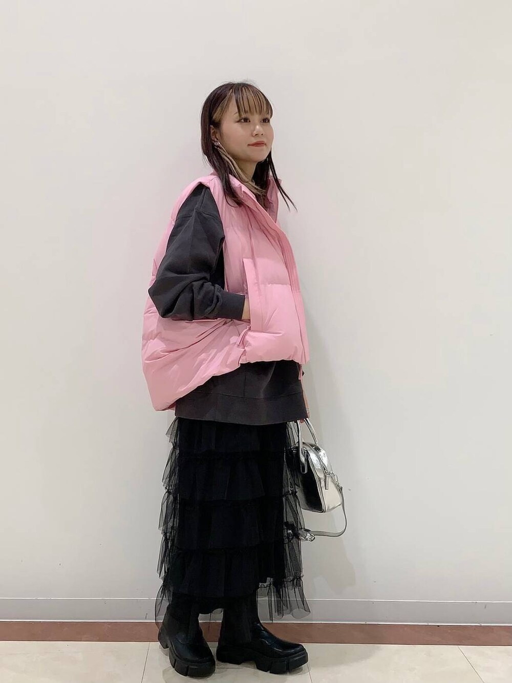 「差し色コーデ、きれいめ、着痩せ・細見え、スウェット、スカート、ブーツ、ショートブーツ、秋コーデ、大人女子カジュアル_LOWRYS FARM、ローリーズスタイル_LOWRYS FARM、ベスト、冬コーデ」|「LOWRYS FARMのストレッチスニーカーブーツ 345671(ブーツ、ブラック系)」を使った、yuipiさん(レディース・158cm)の秋コーディネートの2枚目の写真