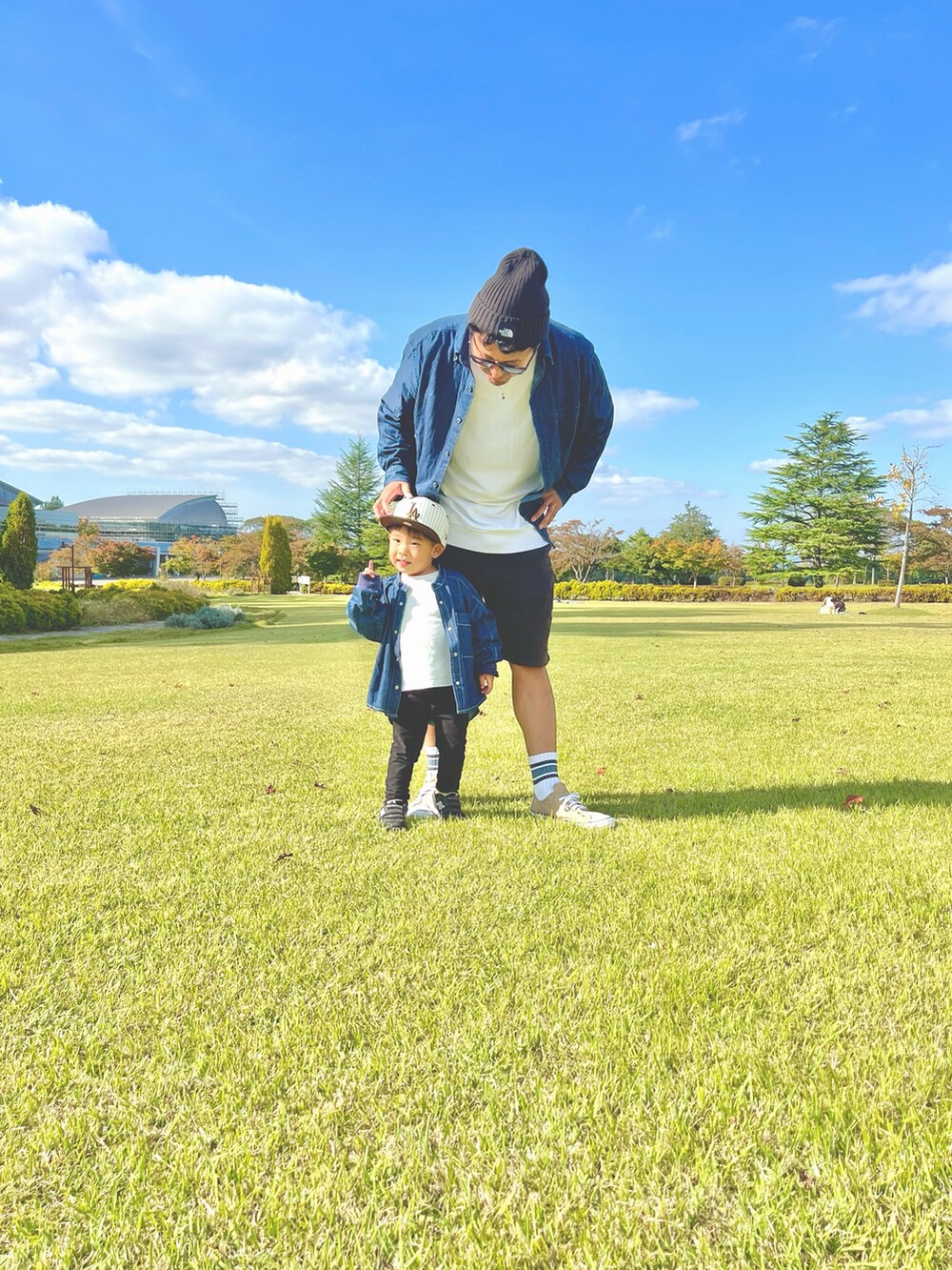 「NEW BALANCEのアイテム（スニーカー、ブラック系）」を使った、HarUtaさん（メンズ・178cm）の秋コーディネートの2枚目の写真