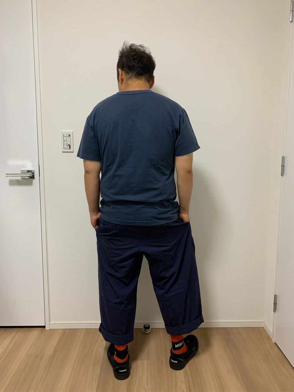 ブルー系のTシャツ/カットソー、ブルー系のチノパンツ、ブラック系のスニーカーを着用したメンズの夏コーディネートの4枚目の写真