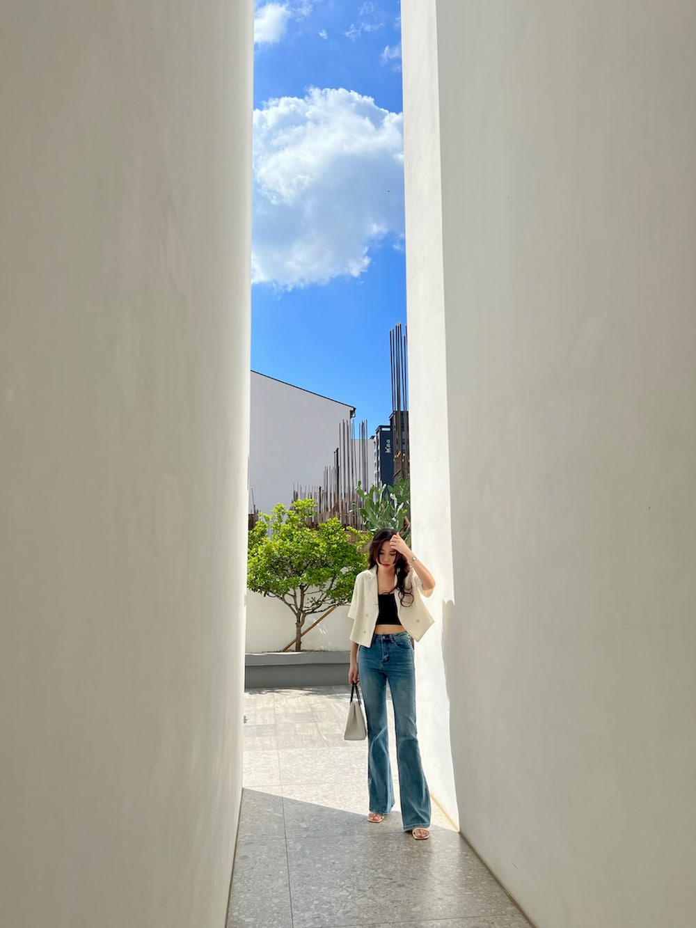 ホワイト系のトートバッグを着用したレディースの秋コーディネートの2枚目の写真