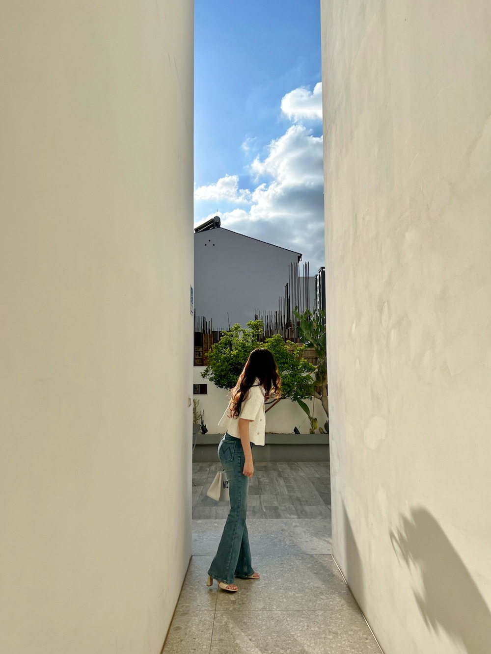 ホワイト系のトートバッグを着用したレディースの秋コーディネートの3枚目の写真